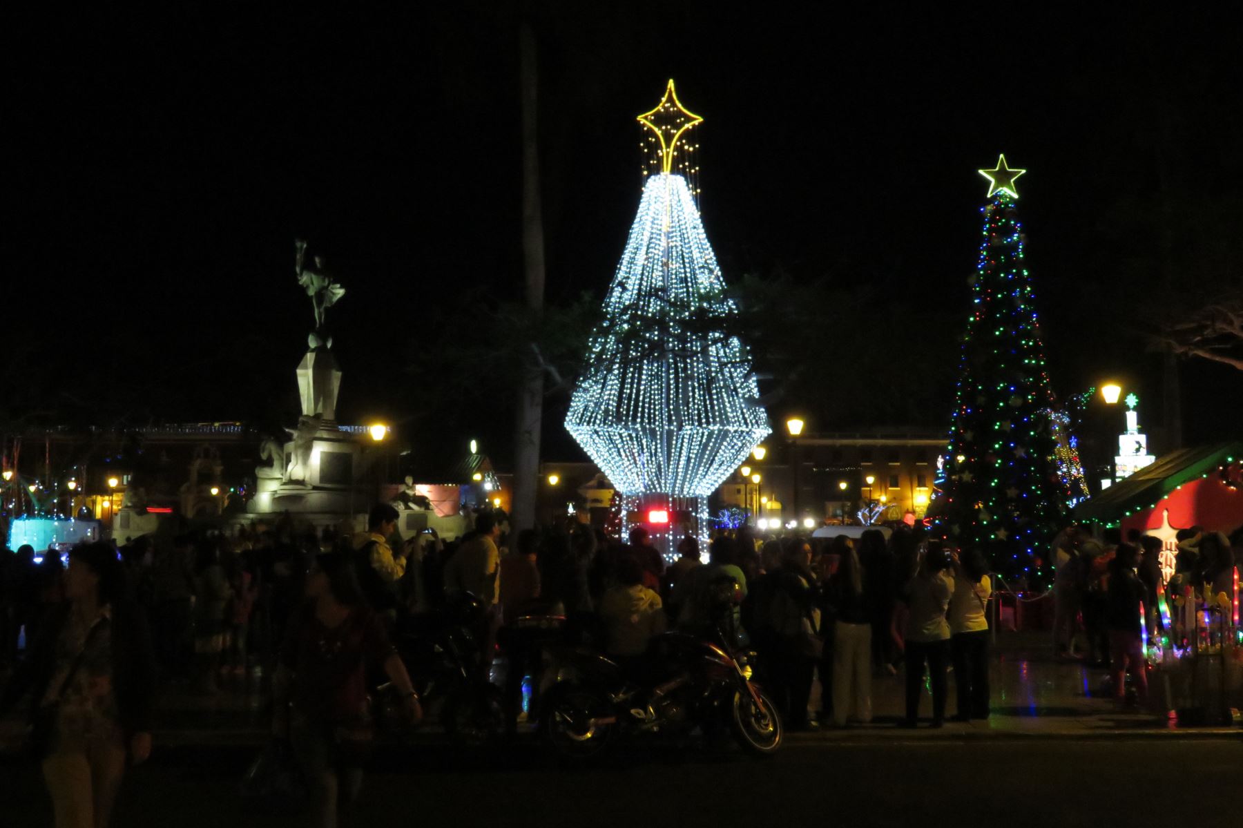 Trujillo celebra el festival de luces y colores por fiestas de fin de año.