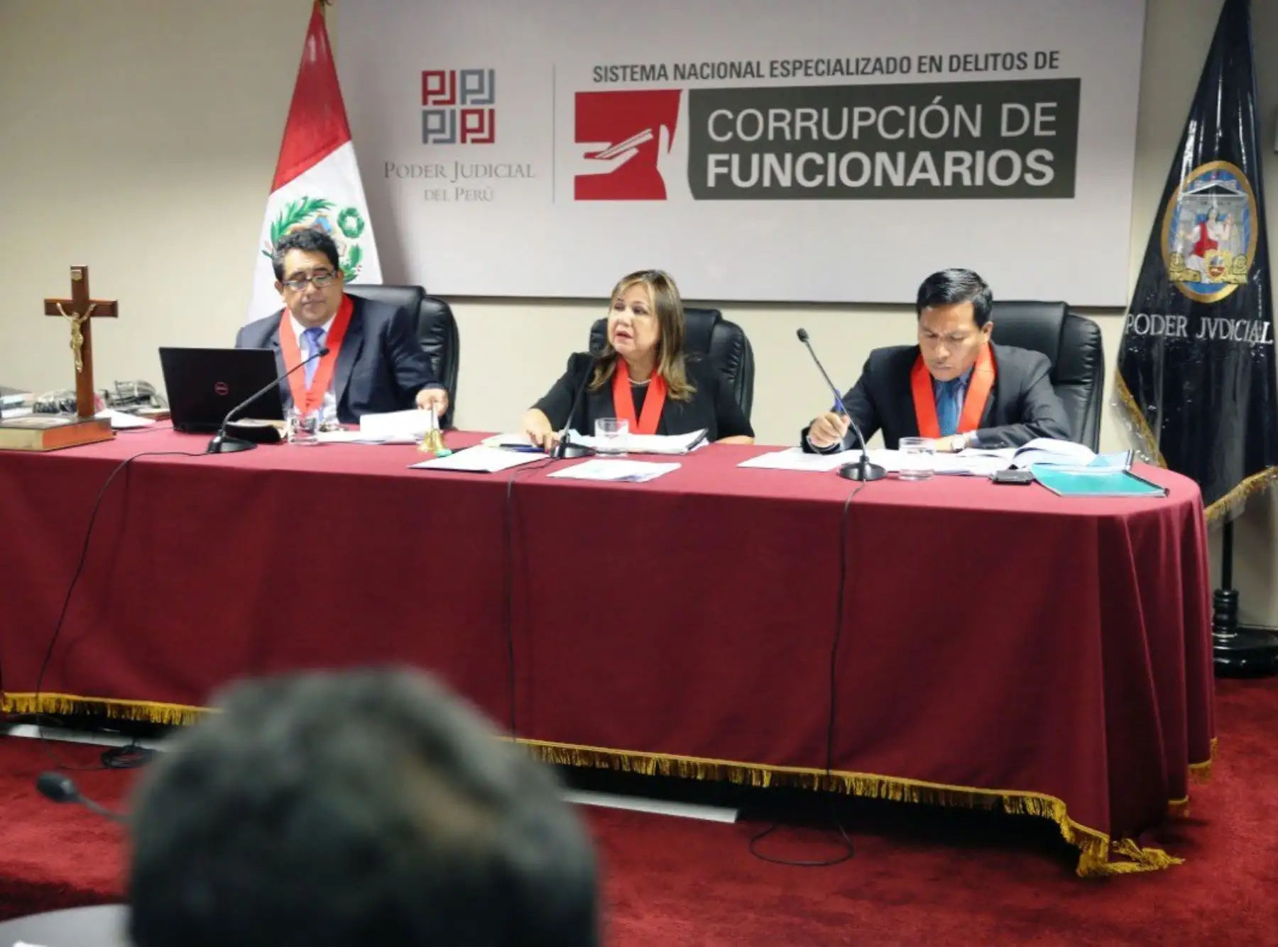 Este colegiado –que preside Susana Castañeda Otsu e integran Ramiro Salinas Siccha y Juan Guillermo Piscoya–, ordenó la medida limitativa contra el dirigente deportivo por considerar que existen elementos de convicción sobre su participación en los delitos de organización criminal, tráfico de influencias y cohecho activo específico. Foto: ANDINA/Poder Judicial