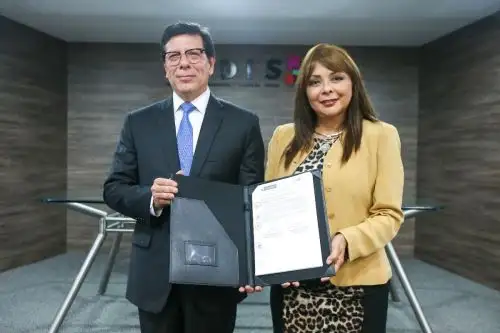 El presidente ejecutivo del Cefi de Asbanc, Martín Naranjo y la ministra de Desarrollo e Inclusión Social, Liliana La Rosa firmaron convenio. Foto: Cortesía.