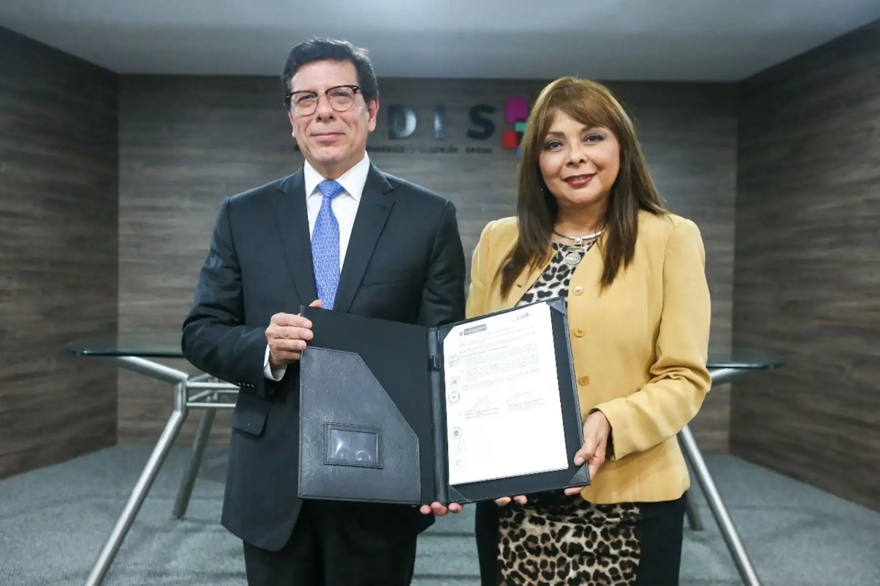 El presidente ejecutivo del Cefi de Asbanc, Martín Naranjo y la ministra de Desarrollo e Inclusión Social, Liliana La Rosa firmaron convenio. Foto: Cortesía.