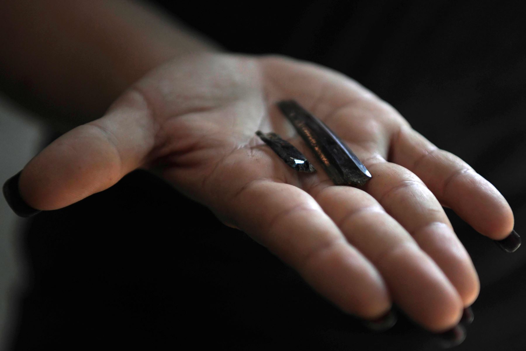 Fragmentos de un cuchillo de obsidiana que se encontró en el sitio arqueológico Joya de Ceren Foto: AFP