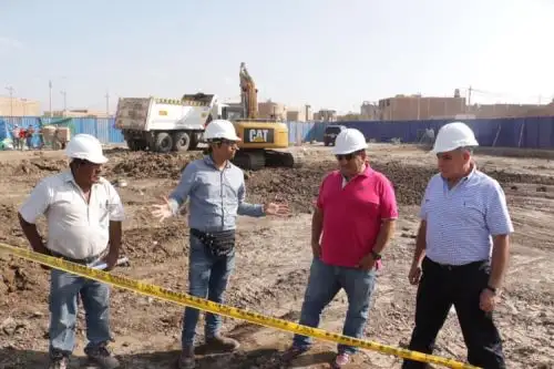 El gobernador regional de Lambayeque, Humberto Acuña, colocó la primera piedra del complejo policial de la familia en José Leonardo Ortiz.