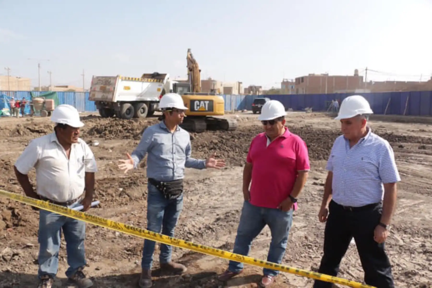 El gobernador regional de Lambayeque, Humberto Acuña, colocó la primera piedra del complejo policial de la familia en José Leonardo Ortiz.