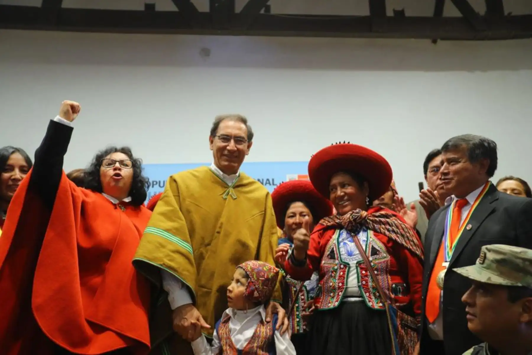 El presidente de la República, Martín Vizcarra, participa en la firma del contrato para el movimiento de tierras para la construcción del Aeropuerto de Chinchero.Foto: ANDINA/Prensa Presidencia