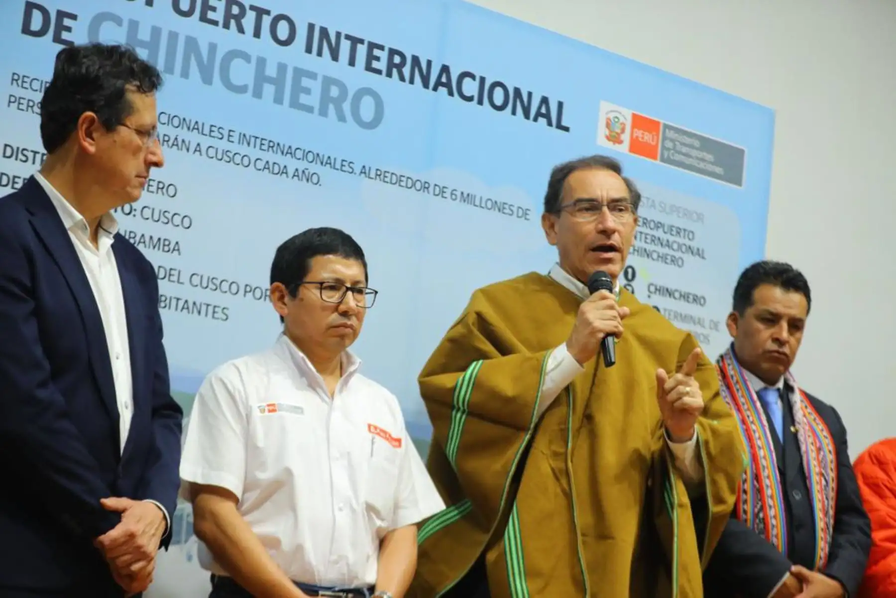 El presidente de la República, Martín Vizcarra, participa en la firma del contrato para el movimiento de tierras para la construcción del Aeropuerto de Chinchero.Foto: ANDINA/Prensa Presidencia