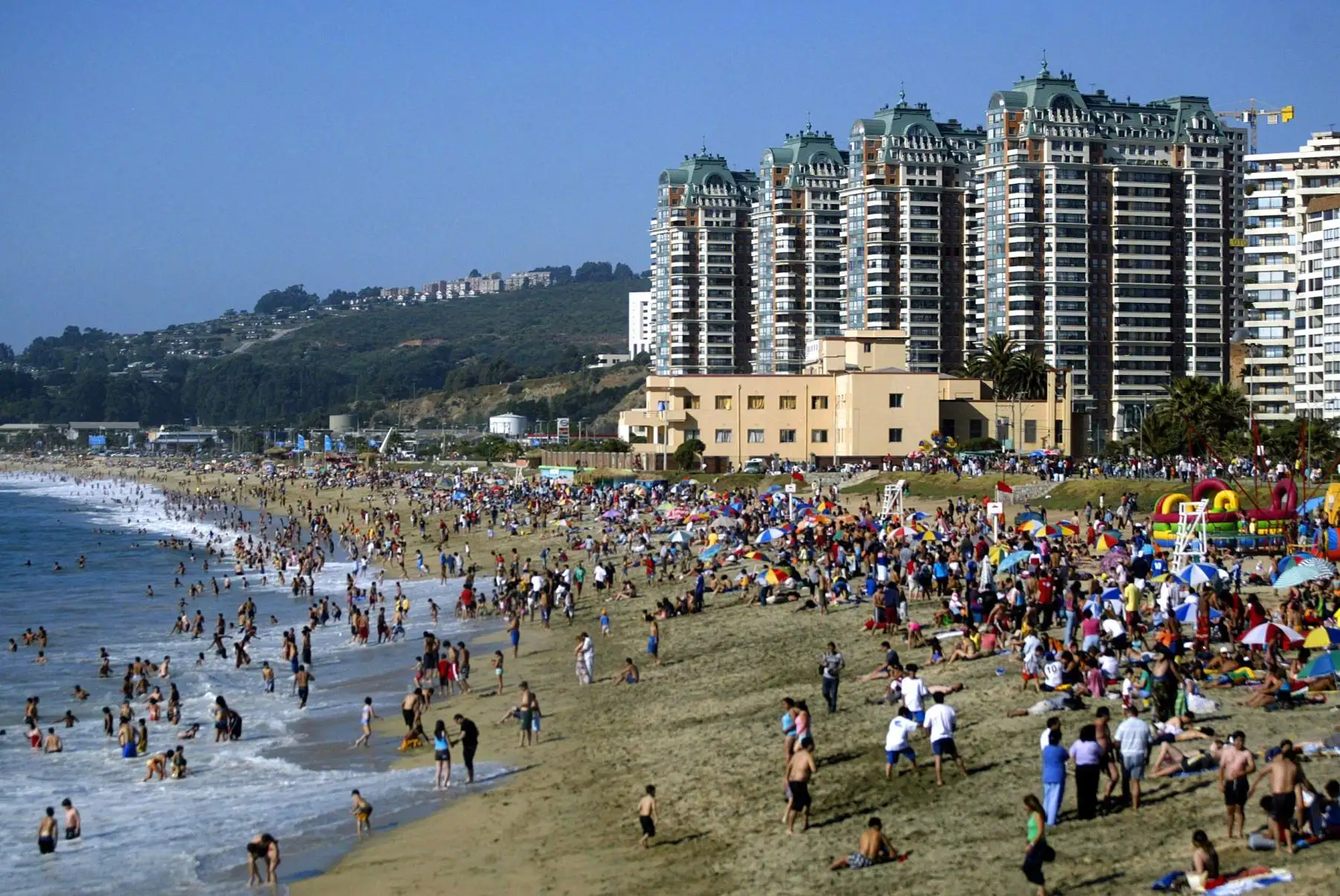 La capital chilena se encuentra penúltimo en la lista de preferencias para los turistas y el estimado de este año es que recibirá a 2 millones 275 mil 600 turistas. AFP
