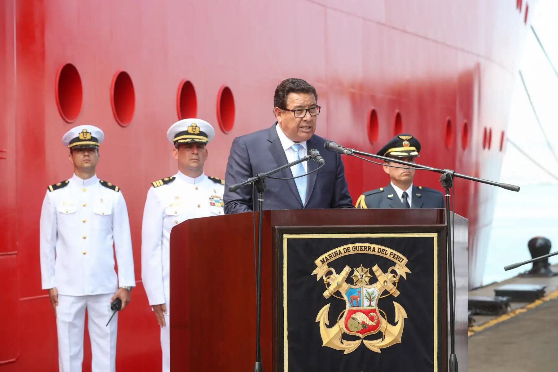 Con presencia del ministro de Defensa, José Modesto Huerta Torres y titular de la Cancillería, Néstor Popolizio, se inició ceremonia de zarpe del BAP Carrasco hacia la Antártida, como parte de la vigésima sexta Campaña Científica del Perú al Continente Blanco ANTAR XXVI. Foto: ANDINA/MINDEF
