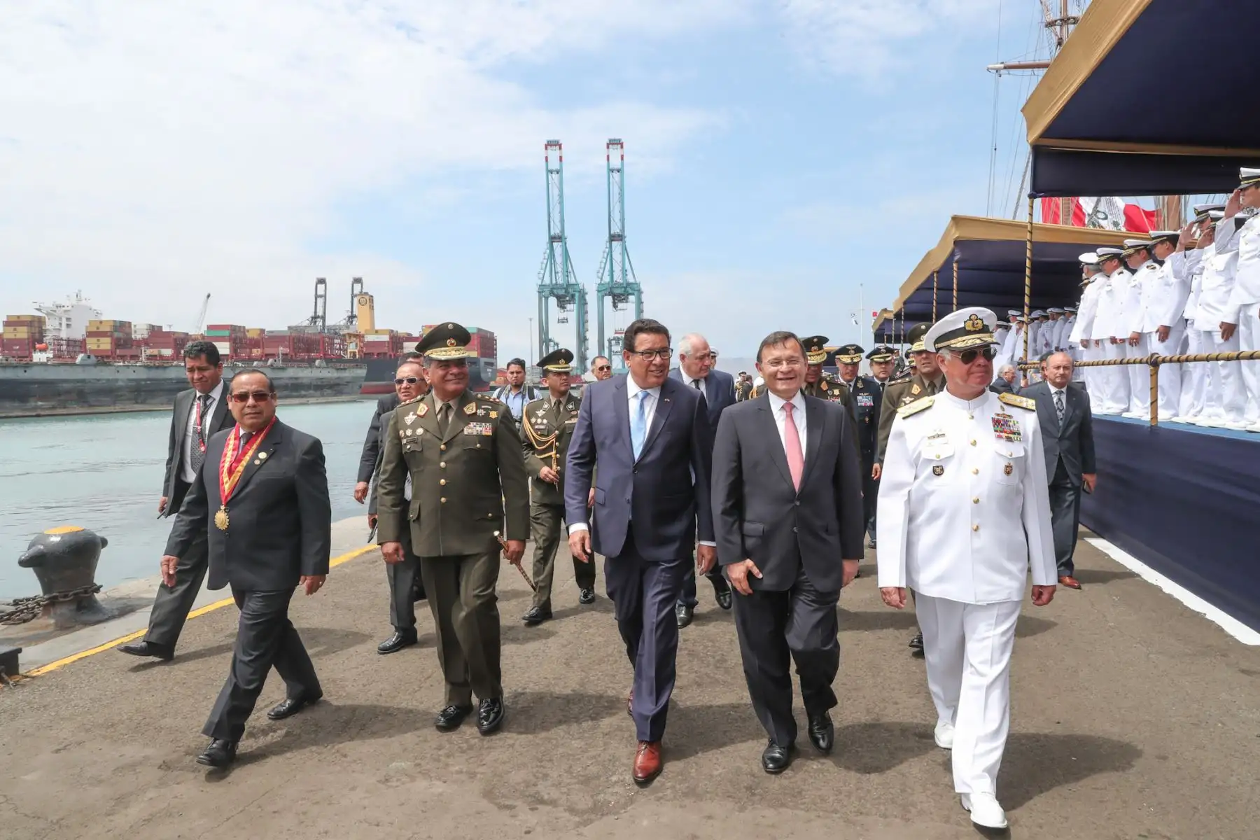 Con presencia del ministro de Defensa, José Modesto Huerta Torres y titular de la Cancillería, Néstor Popolizio, se inició ceremonia de zarpe del BAP Carrasco hacia la Antártida, como parte de la vigésima sexta Campaña Científica del Perú al Continente Blanco ANTAR XXVI. Foto: ANDINA/MINDEF