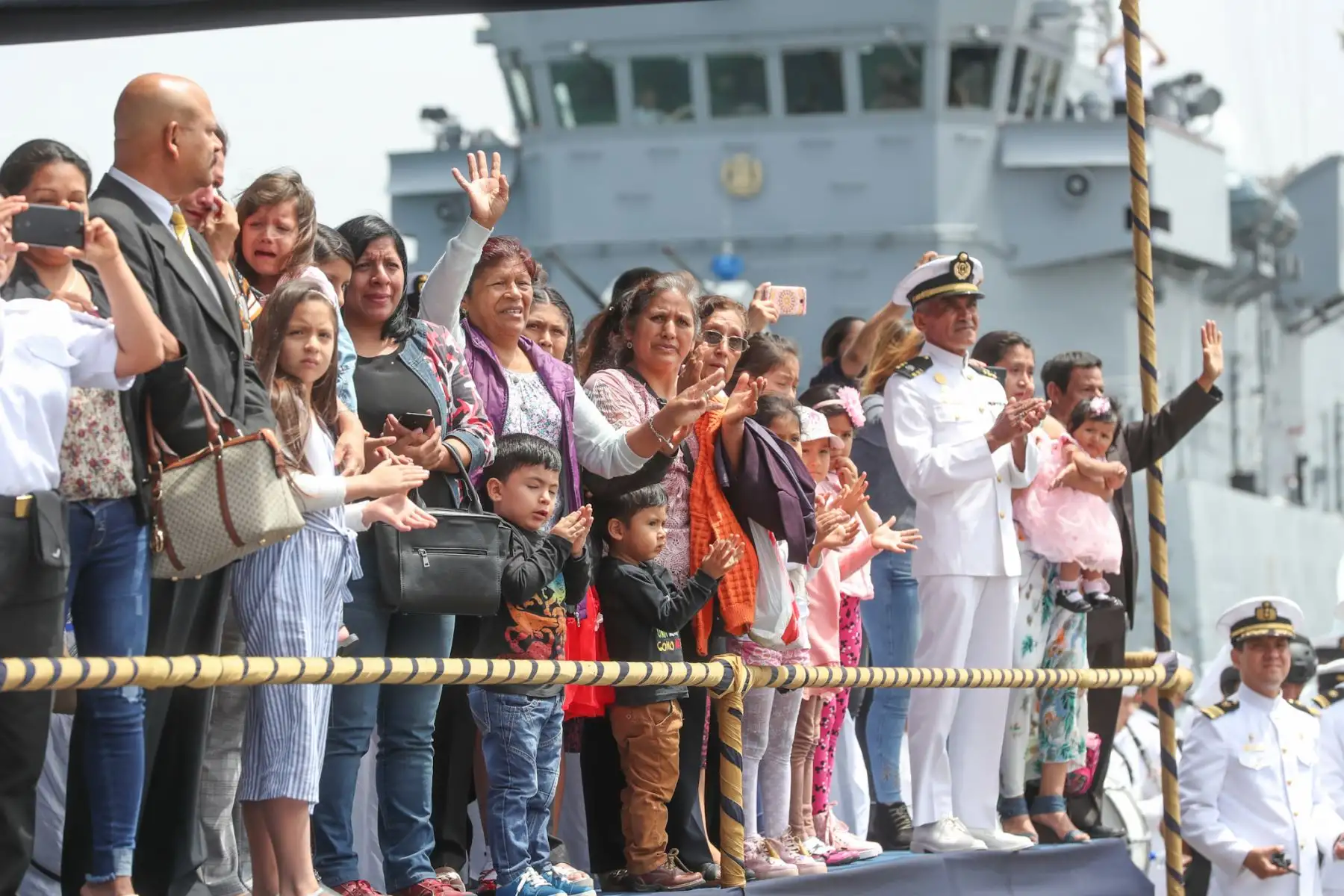 Con presencia del ministro de Defensa, José Modesto Huerta Torres y titular de la Cancillería, Néstor Popolizio, se inició ceremonia de zarpe del BAP Carrasco hacia la Antártida, como parte de la vigésima sexta Campaña Científica del Perú al Continente Blanco ANTAR XXVI. Foto: ANDINA/MINDEF