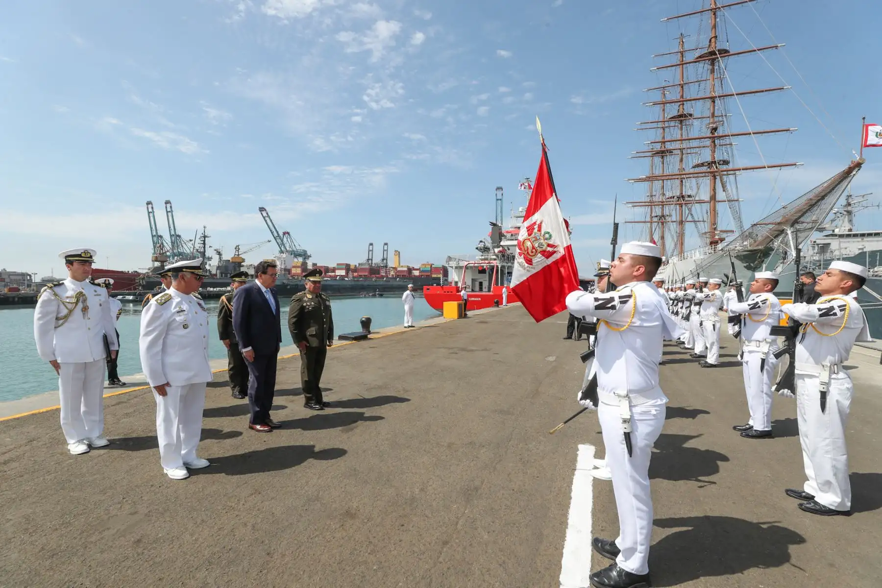 Con presencia del ministro de Defensa, José Modesto Huerta Torres y titular de la Cancillería, Néstor Popolizio, se inició ceremonia de zarpe del BAP Carrasco hacia la Antártida, como parte de la vigésima sexta Campaña Científica del Perú al Continente Blanco ANTAR XXVI. Foto: ANDINA/MINDEF