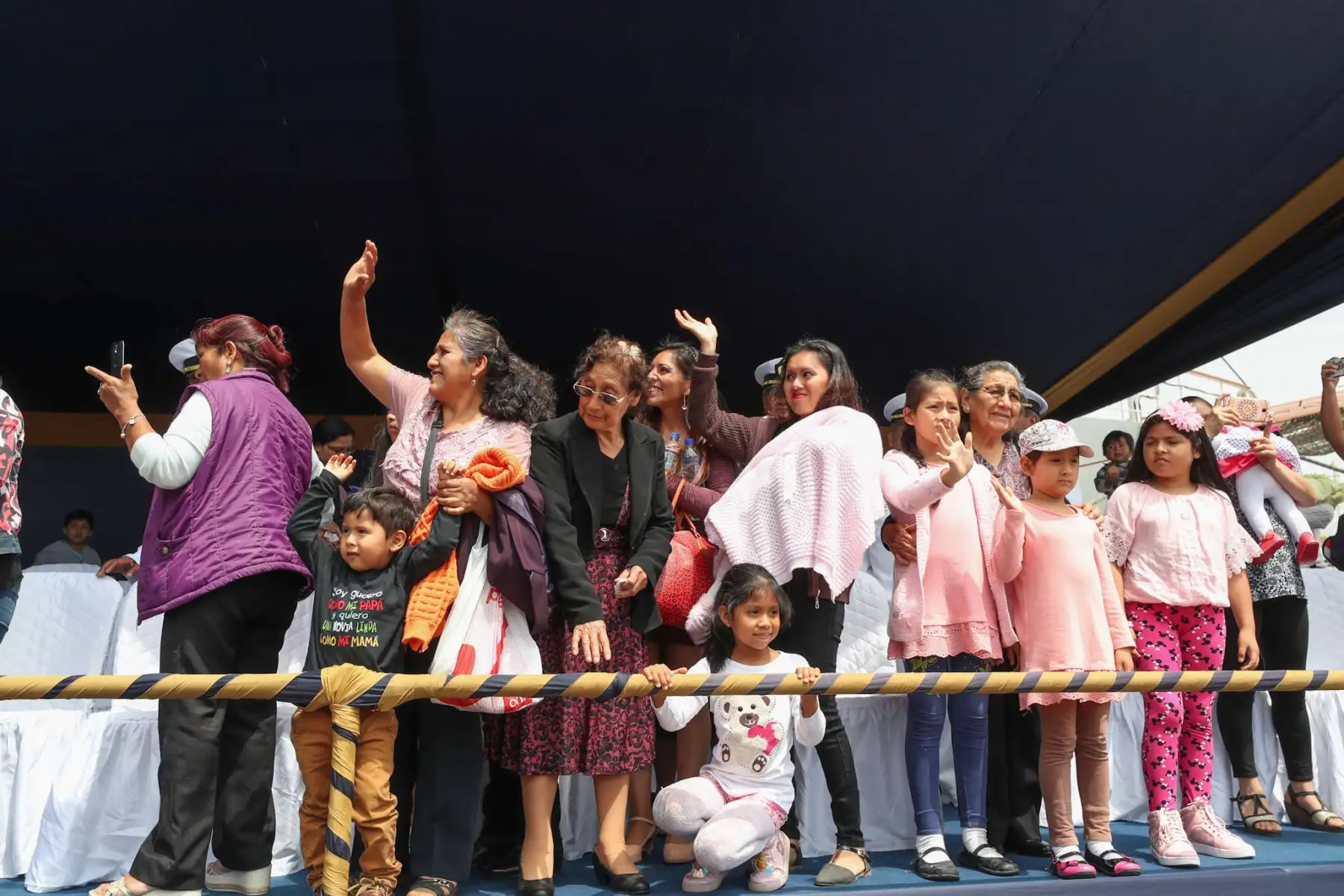 Con presencia del ministro de Defensa, José Modesto Huerta Torres y titular de la Cancillería, Néstor Popolizio, se inició ceremonia de zarpe del BAP Carrasco hacia la Antártida, como parte de la vigésima sexta Campaña Científica del Perú al Continente Blanco ANTAR XXVI. Foto: ANDINA/MINDEF