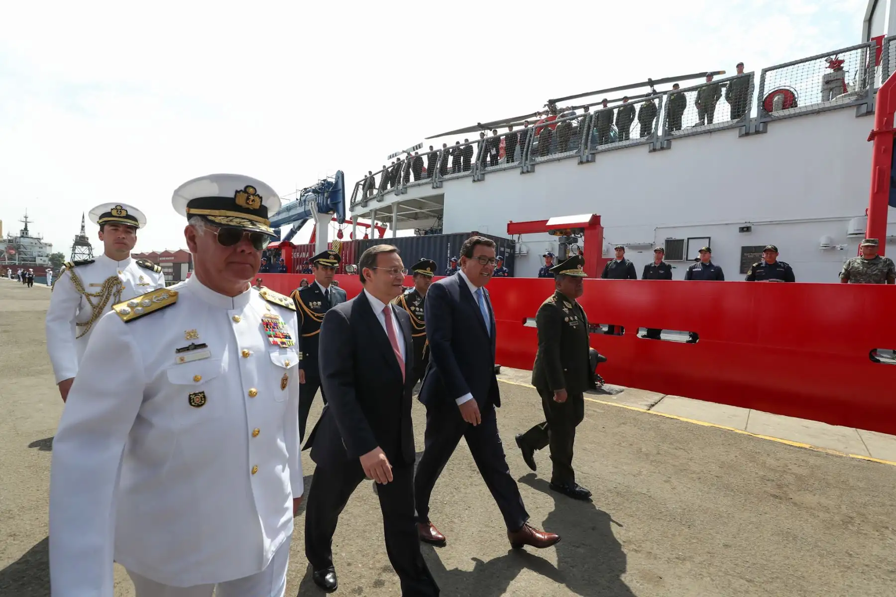 Con presencia del ministro de Defensa, José Modesto Huerta Torres y titular de la Cancillería, Néstor Popolizio, se inició ceremonia de zarpe del BAP Carrasco hacia la Antártida, como parte de la vigésima sexta Campaña Científica del Perú al Continente Blanco ANTAR XXVI. Foto: ANDINA/MINDEF