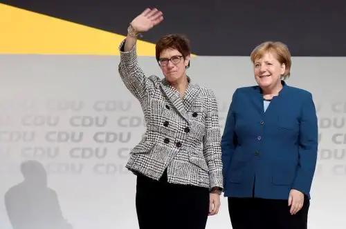 Annegret Kramp-Karrenbauer reacciona tras ser elegida como nueva presidenta del partido CDU junto a la canciller alemana, Angela Merkel  Foto: EFE