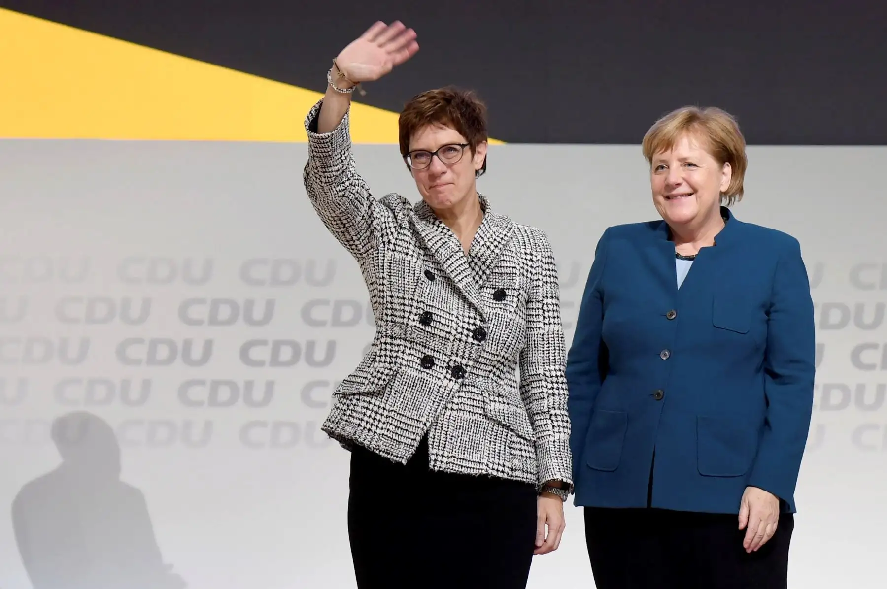 Annegret Kramp-Karrenbauer reacciona tras ser elegida como nueva presidenta del partido CDU junto a la canciller alemana, Angela Merkel  Foto: EFE