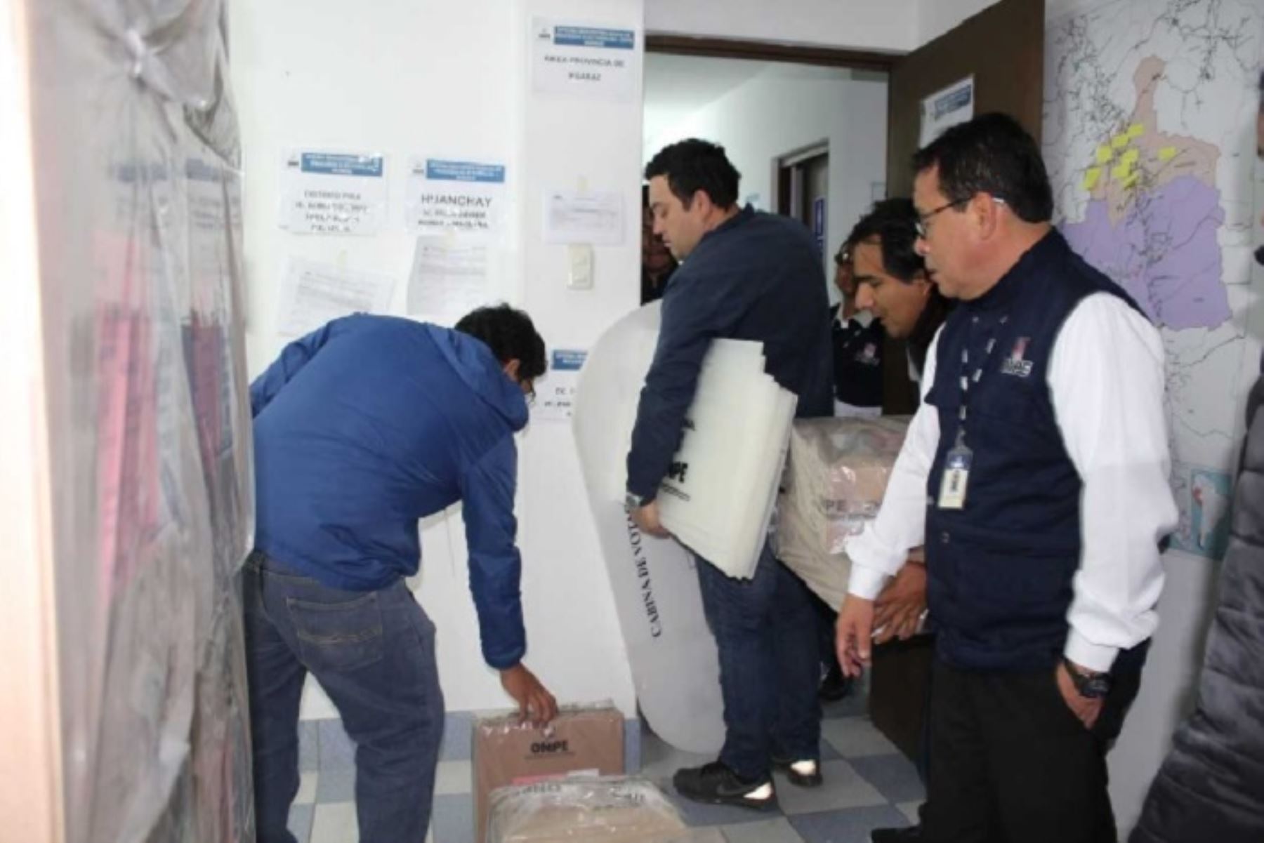 Con el resguardo de efectivos de la Policía Nacional del Perú (PNP), se inició hoy el traslado del material electoral en las zonas más alejadas de la región Áncash; se informó.
