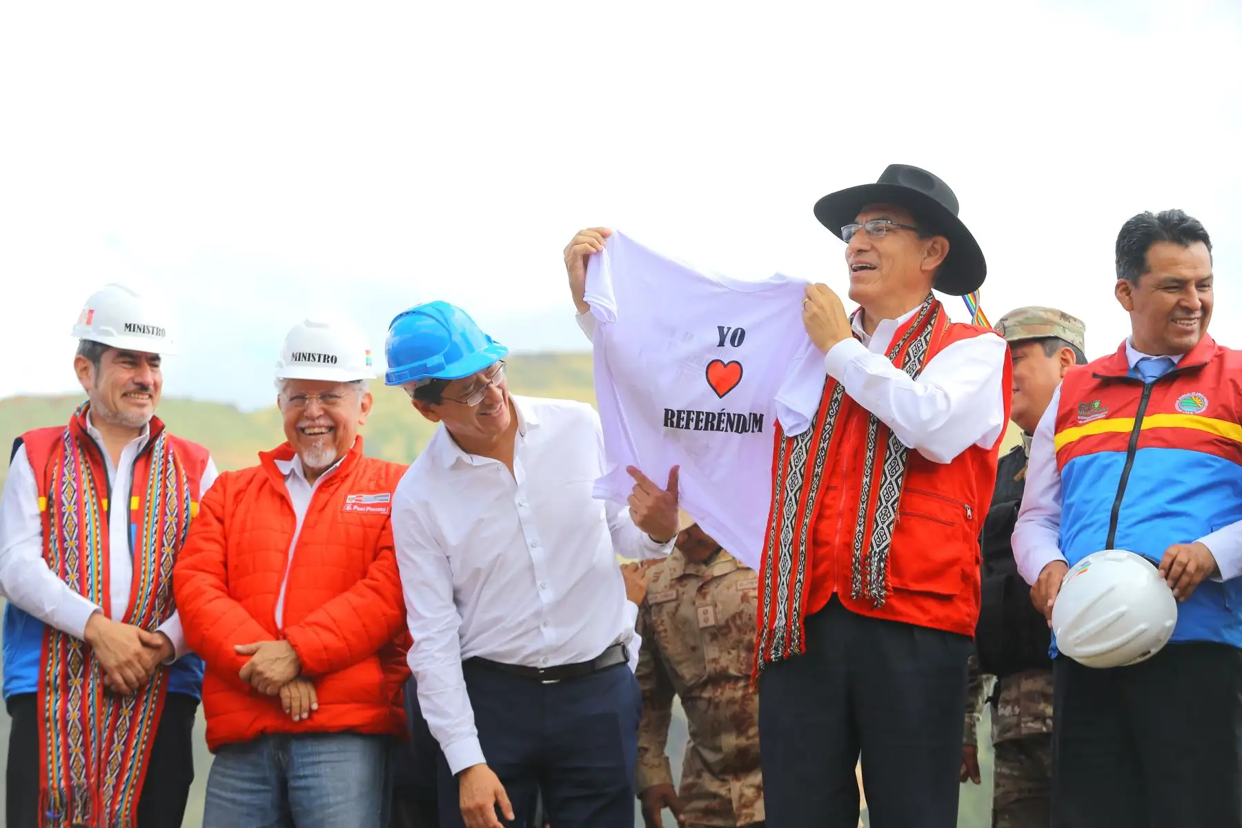 Jefe del Estado, Martín Vizcarra, inspecciona las obras de construcción y reparación de la defensa ribereña del río Huatanay, del centro poblado de Huasao, en el distrito de Oropesa. Foto: ANDINA/Andrés Valle/Prensa Presidencia