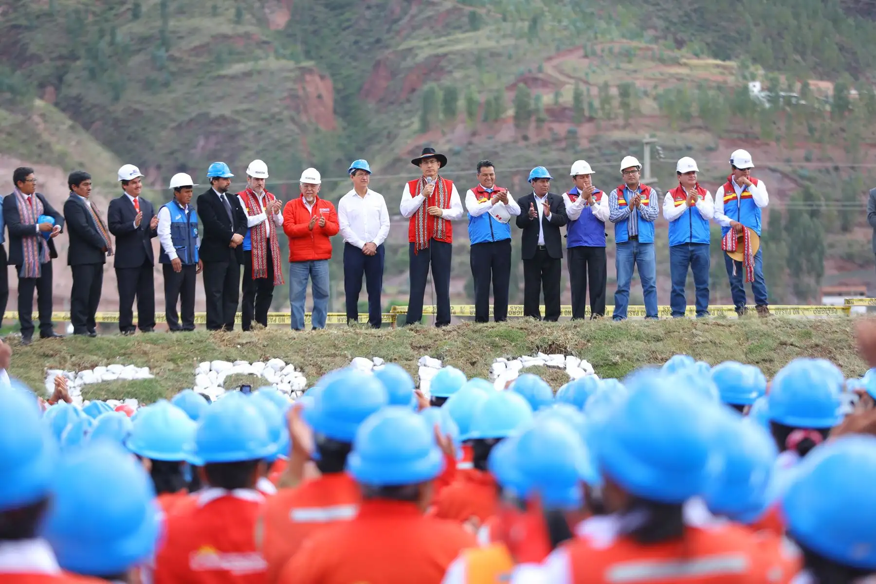 Jefe del Estado, Martín Vizcarra, inspecciona las obras de construcción y reparación de la defensa ribereña del río Huatanay, del centro poblado de Huasao, en el distrito de Oropesa. Foto: ANDINA/Andrés Valle/Prensa Presidencia