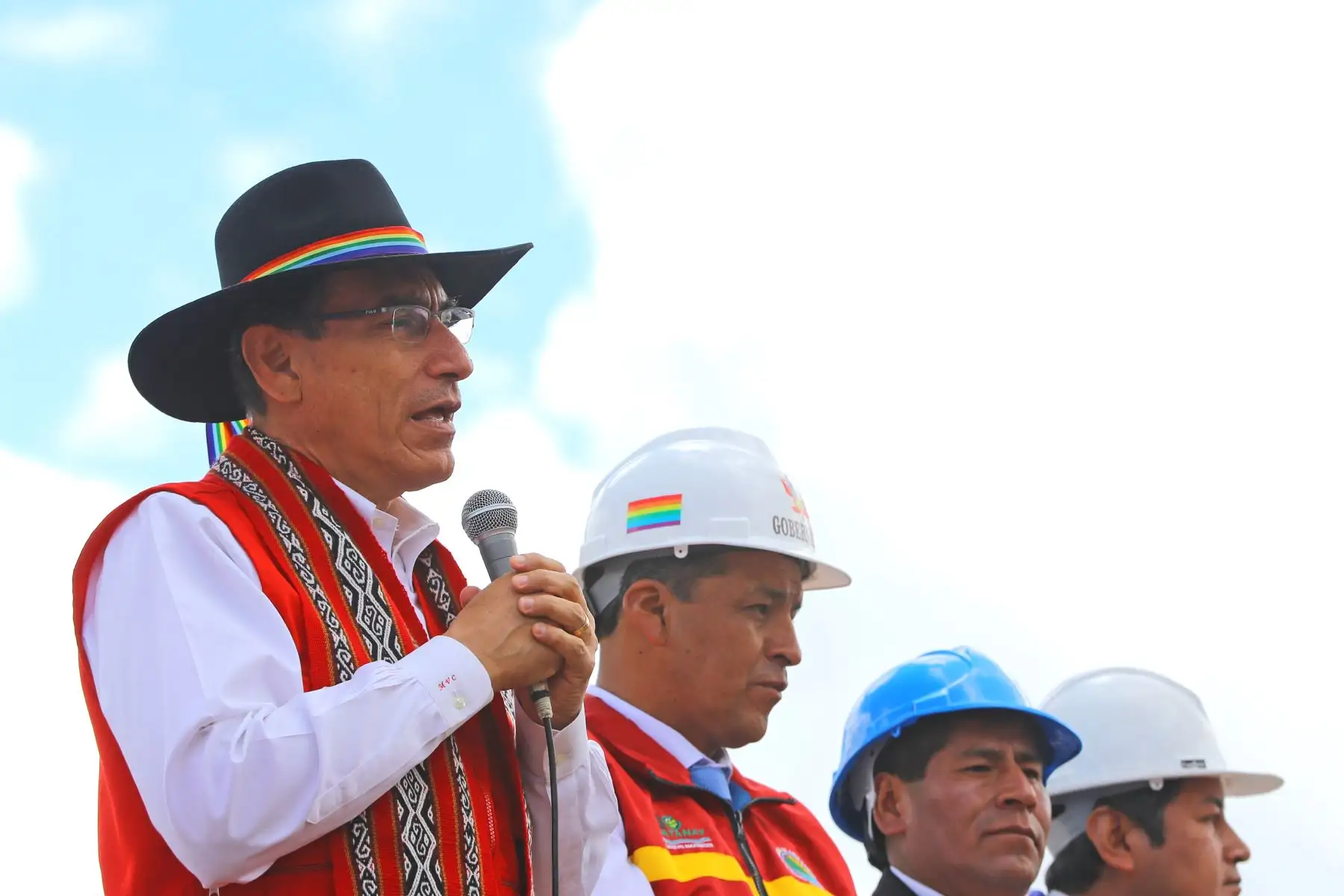 Jefe del Estado, Martín Vizcarra, inspecciona las obras de construcción y reparación de la defensa ribereña del río Huatanay, del centro poblado de Huasao, en el distrito de Oropesa. Foto: ANDINA/Andrés Valle/Prensa Presidencia
