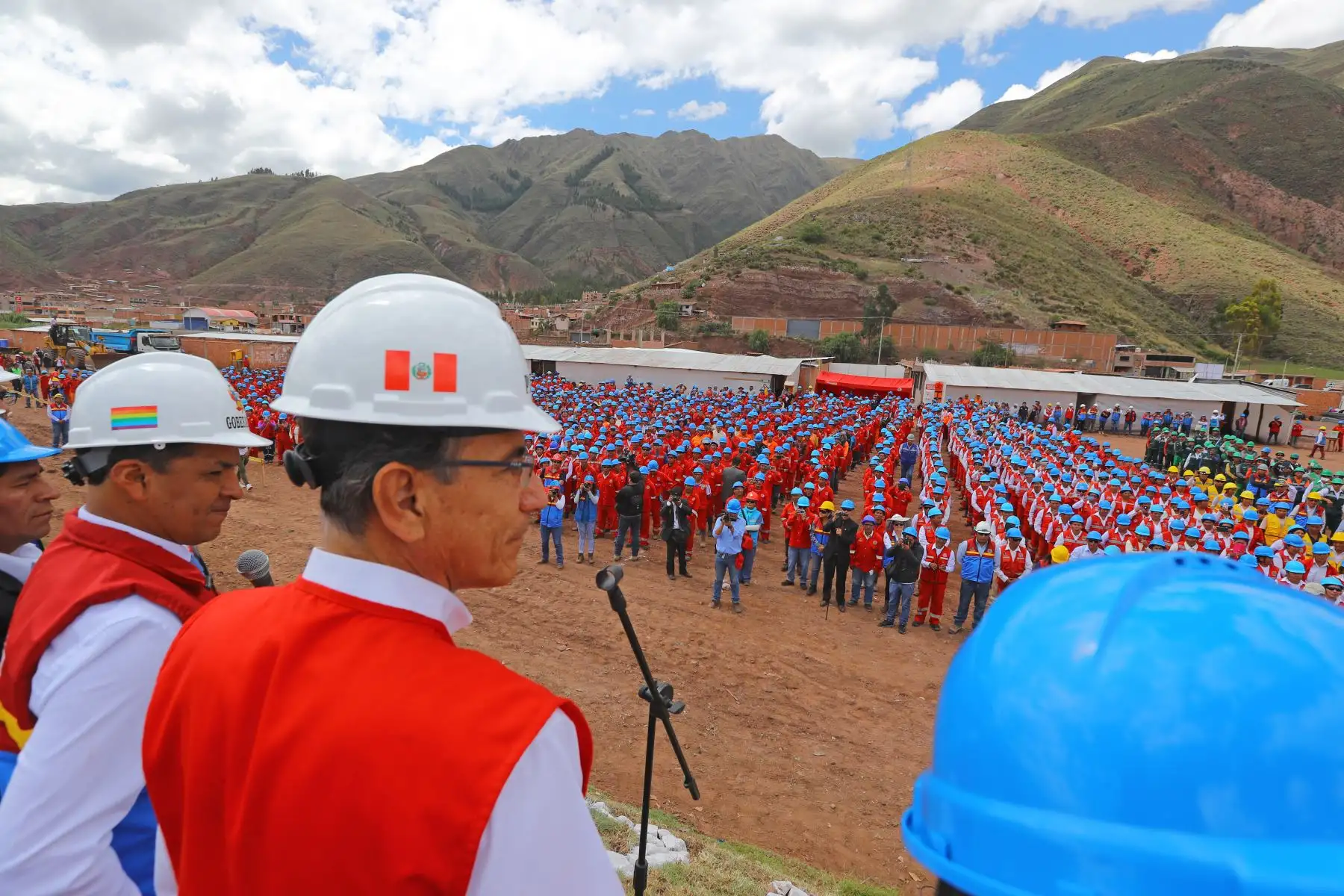 Jefe del Estado, Martín Vizcarra, inspecciona las obras de construcción y reparación de la defensa ribereña del río Huatanay, del centro poblado de Huasao, en el distrito de Oropesa. Foto: ANDINA/Andrés Valle/Prensa Presidencia