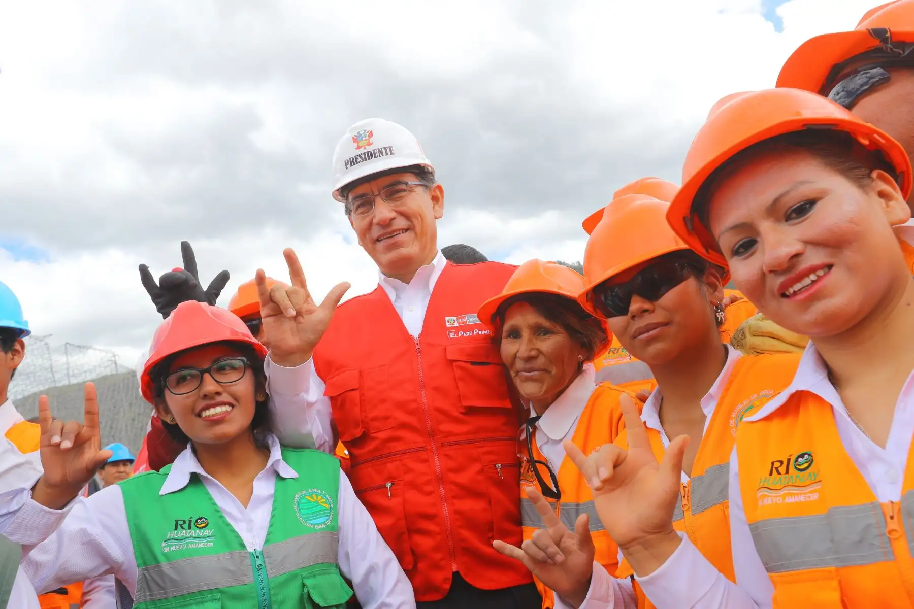 Jefe del Estado, Martín Vizcarra, inspecciona las obras de construcción y reparación de la defensa ribereña del río Huatanay, del centro poblado de Huasao, en el distrito de Oropesa. Foto: ANDINA/Andrés Valle/Prensa Presidencia