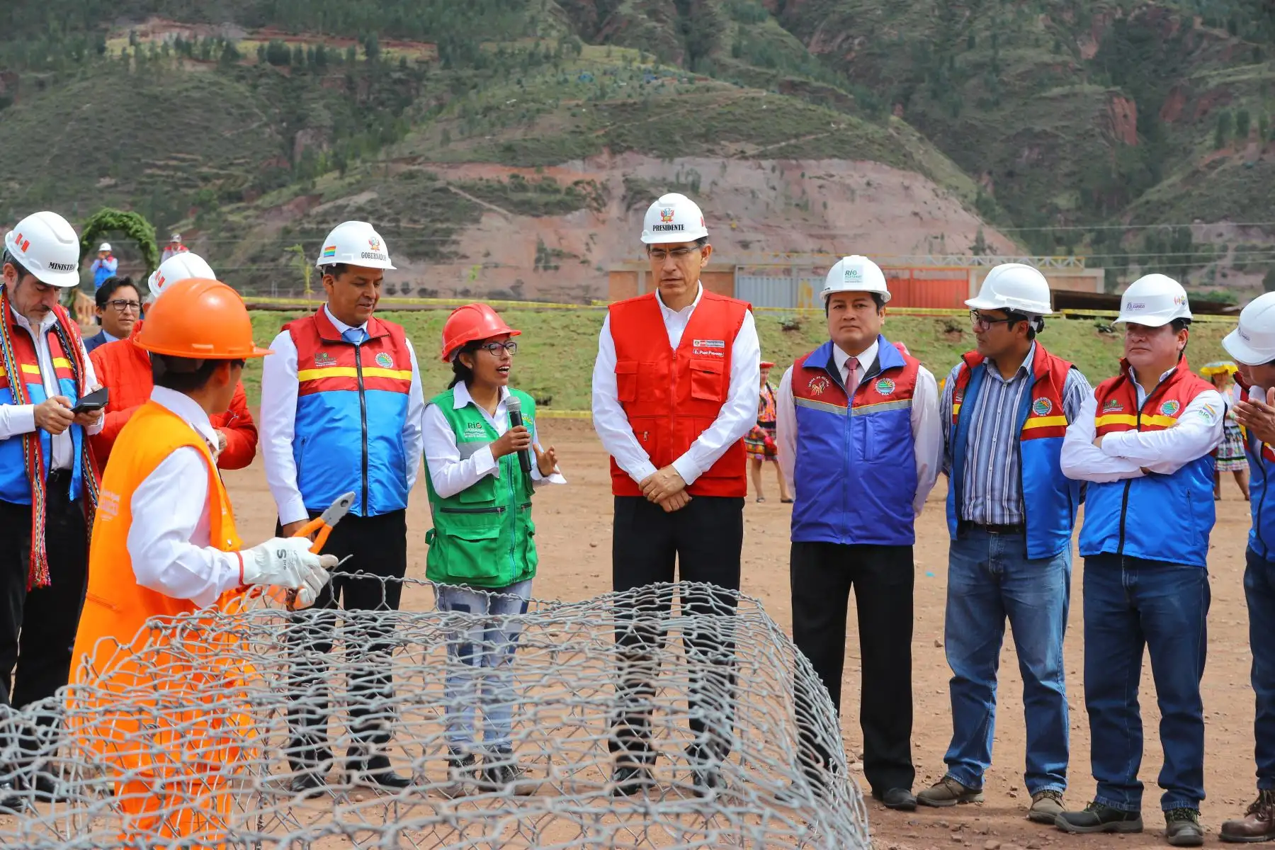 Jefe del Estado, Martín Vizcarra, inspecciona las obras de construcción y reparación de la defensa ribereña del río Huatanay, del centro poblado de Huasao, en el distrito de Oropesa. Foto: ANDINA/Andrés Valle/Prensa Presidencia