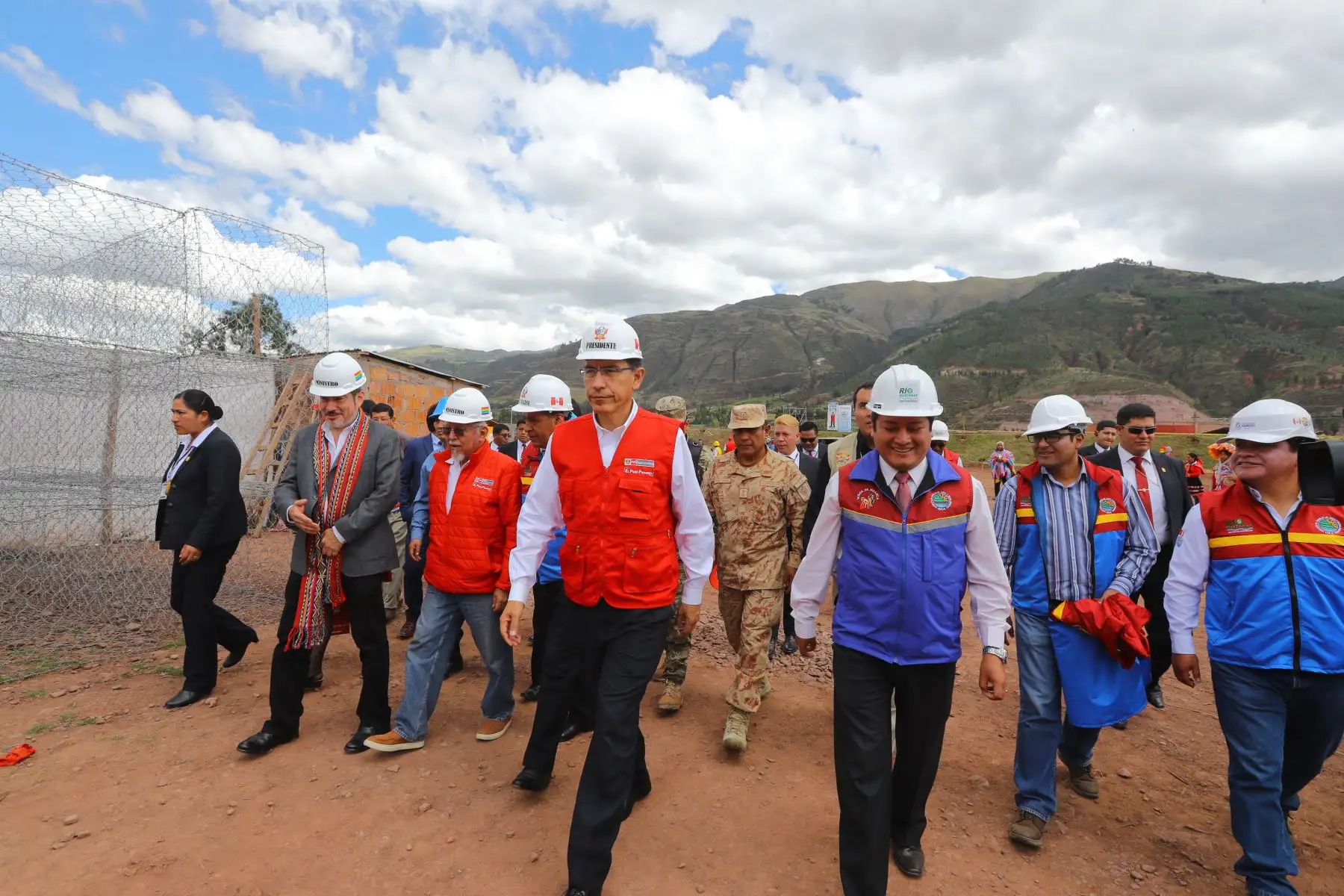 Jefe del Estado, Martín Vizcarra, inspecciona las obras de construcción y reparación de la defensa ribereña del río Huatanay, del centro poblado de Huasao, en el distrito de Oropesa. Foto: ANDINA/Andrés Valle/Prensa Presidencia