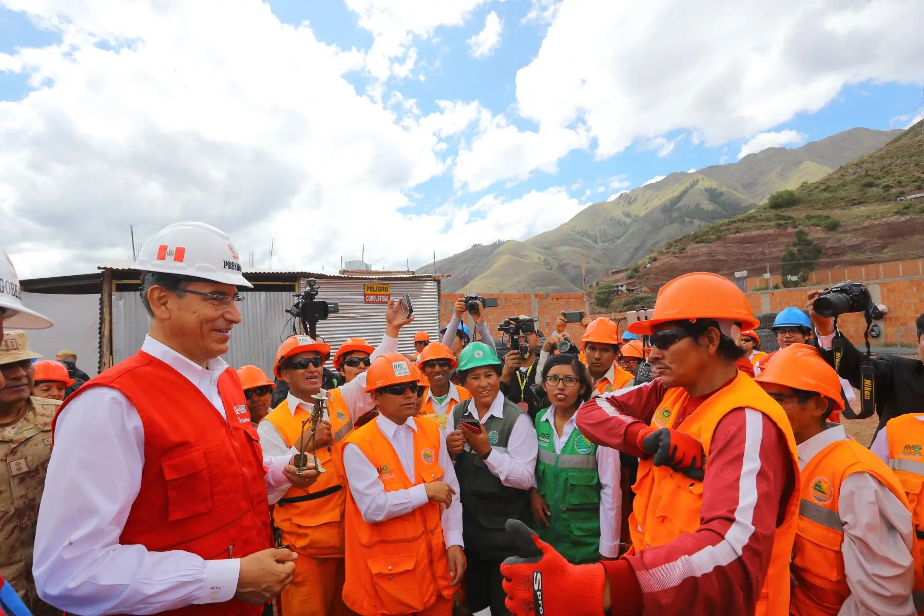 Jefe del Estado, Martín Vizcarra, inspecciona las obras de construcción y reparación de la defensa ribereña del río Huatanay, del centro poblado de Huasao, en el distrito de Oropesa. Foto: ANDINA/Andrés Valle/Prensa Presidencia