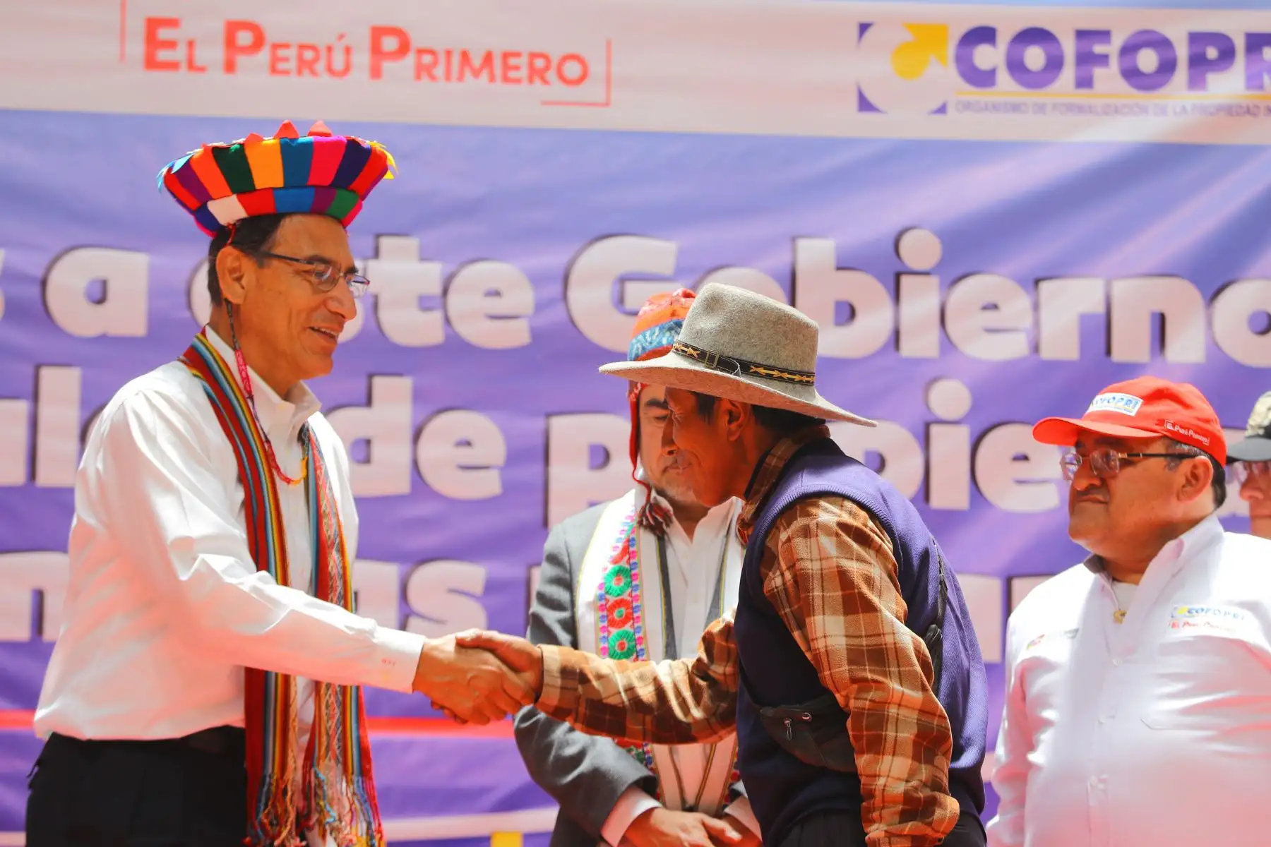 Presidente de la República, Martín Vizcarra, participó en la ceremonia de entrega de títulos de propiedad en el distrito de Sicuani, provincia de Canchis en Cusco.Foto: ANDINA/Andrés Valle/Prensa Presidencia
