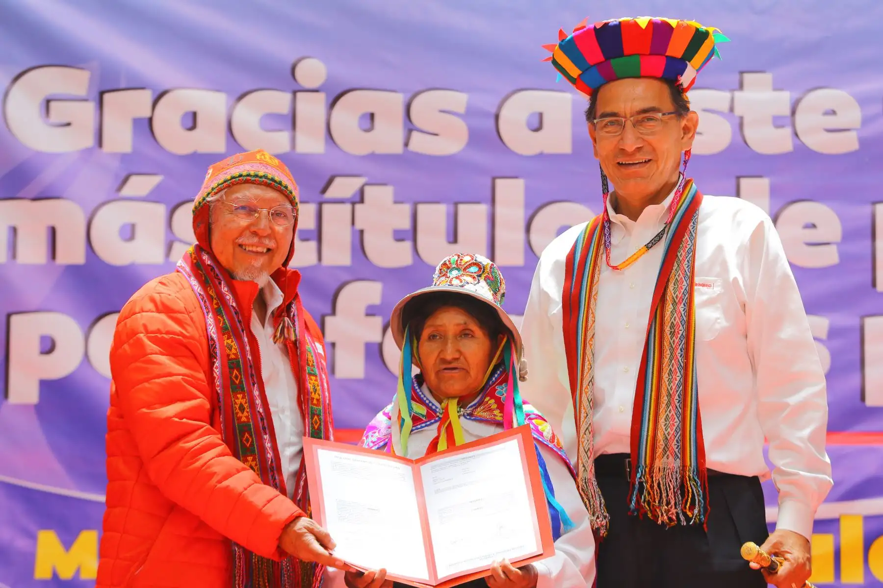 Presidente de la República, Martín Vizcarra, participó en la ceremonia de entrega de títulos de propiedad en el distrito de Sicuani, provincia de Canchis en Cusco.Foto: ANDINA/Andrés Valle/Prensa Presidencia