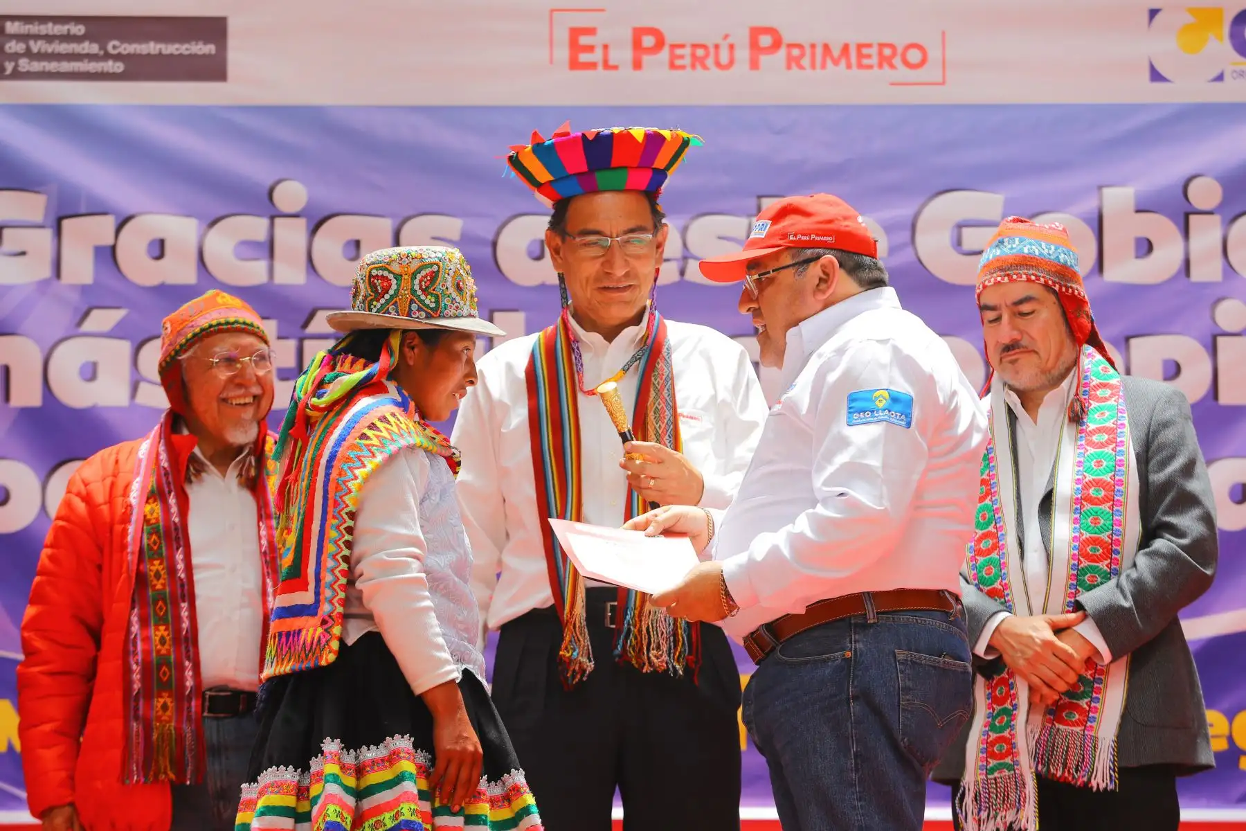 Presidente de la República, Martín Vizcarra, participó en la ceremonia de entrega de títulos de propiedad en el distrito de Sicuani, provincia de Canchis en Cusco.Foto: ANDINA/Andrés Valle/Prensa Presidencia