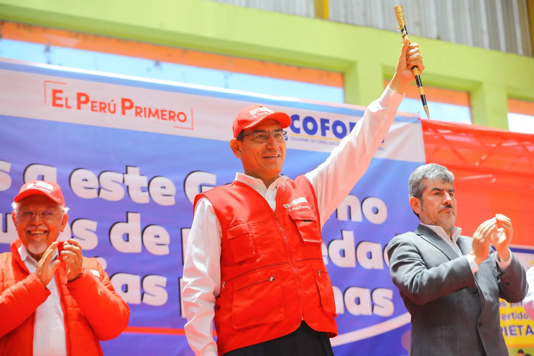 Presidente de la República, Martín Vizcarra, participó en la ceremonia de entrega de títulos de propiedad en el distrito de Sicuani, provincia de Canchis en Cusco.Foto: ANDINA/Andrés Valle/Prensa Presidencia