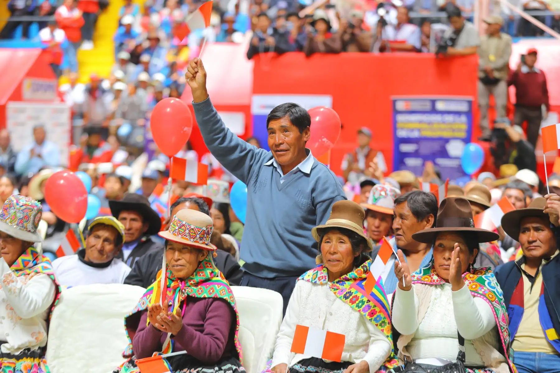 Presidente de la República, Martín Vizcarra, participó en la ceremonia de entrega de títulos de propiedad en el distrito de Sicuani, provincia de Canchis en Cusco.Foto: ANDINA/Andrés Valle/Prensa Presidencia