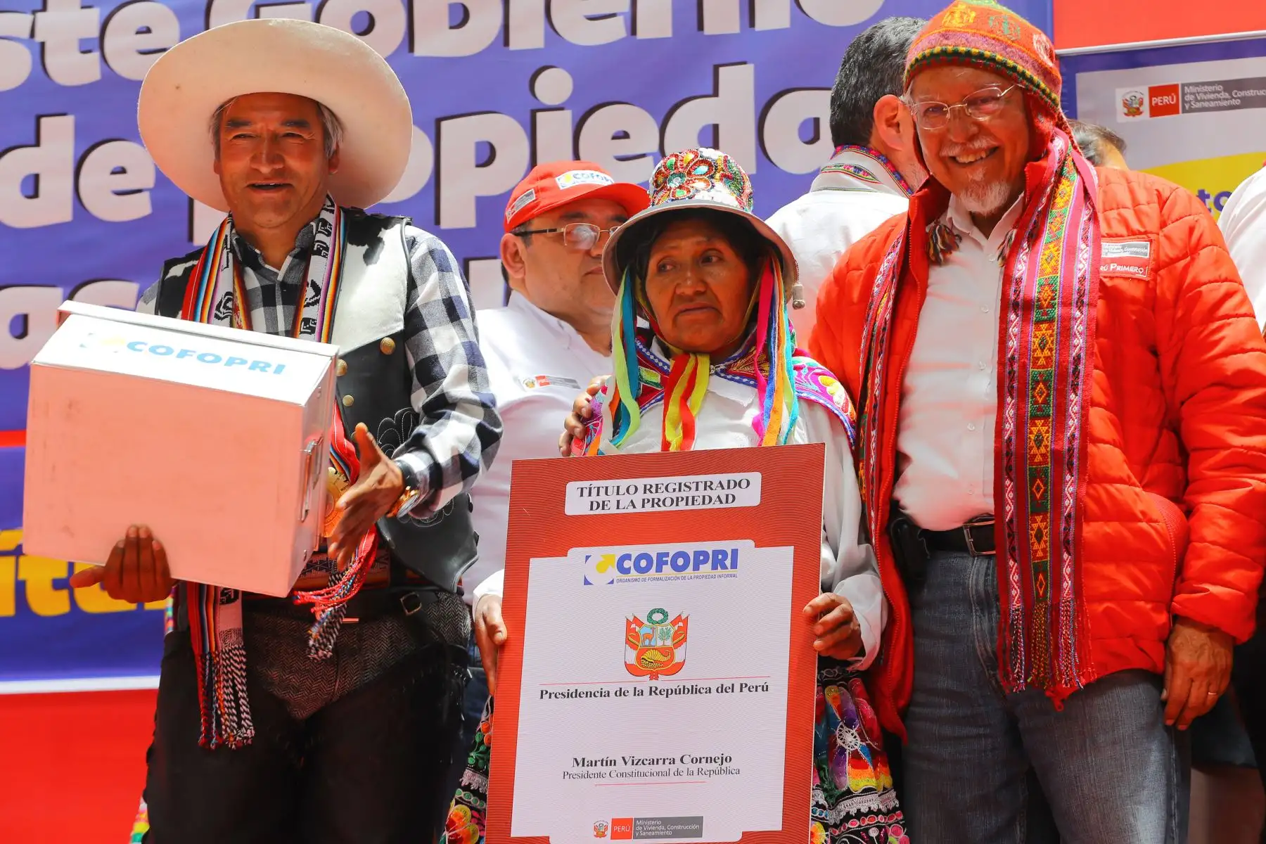 Presidente de la República, Martín Vizcarra, participó en la ceremonia de entrega de títulos de propiedad en el distrito de Sicuani, provincia de Canchis en Cusco.Foto: ANDINA/Andrés Valle/Prensa Presidencia