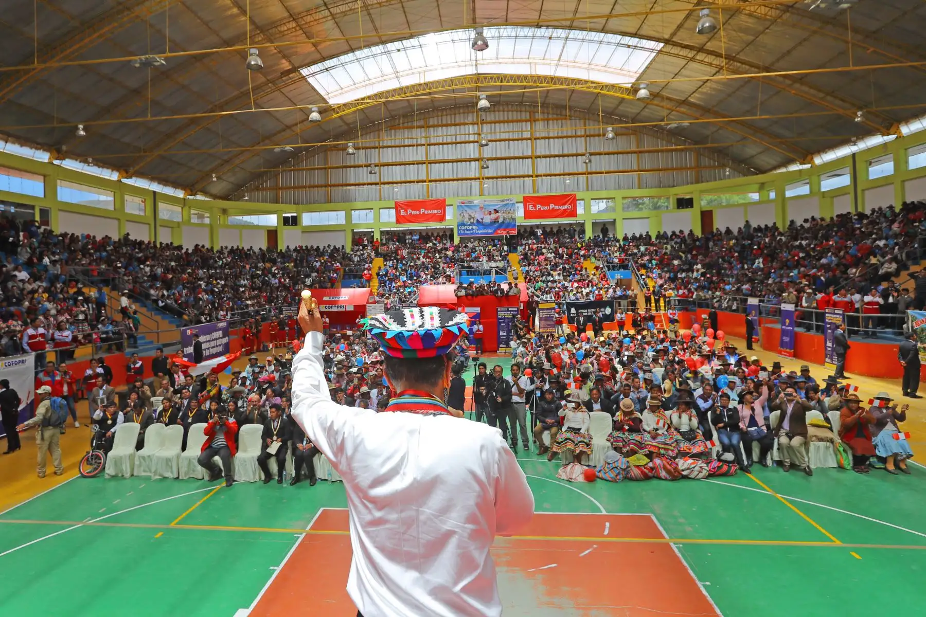 Presidente de la República, Martín Vizcarra, participó en la ceremonia de entrega de títulos de propiedad en el distrito de Sicuani, provincia de Canchis en Cusco.Foto: ANDINA/Andrés Valle/Prensa Presidencia