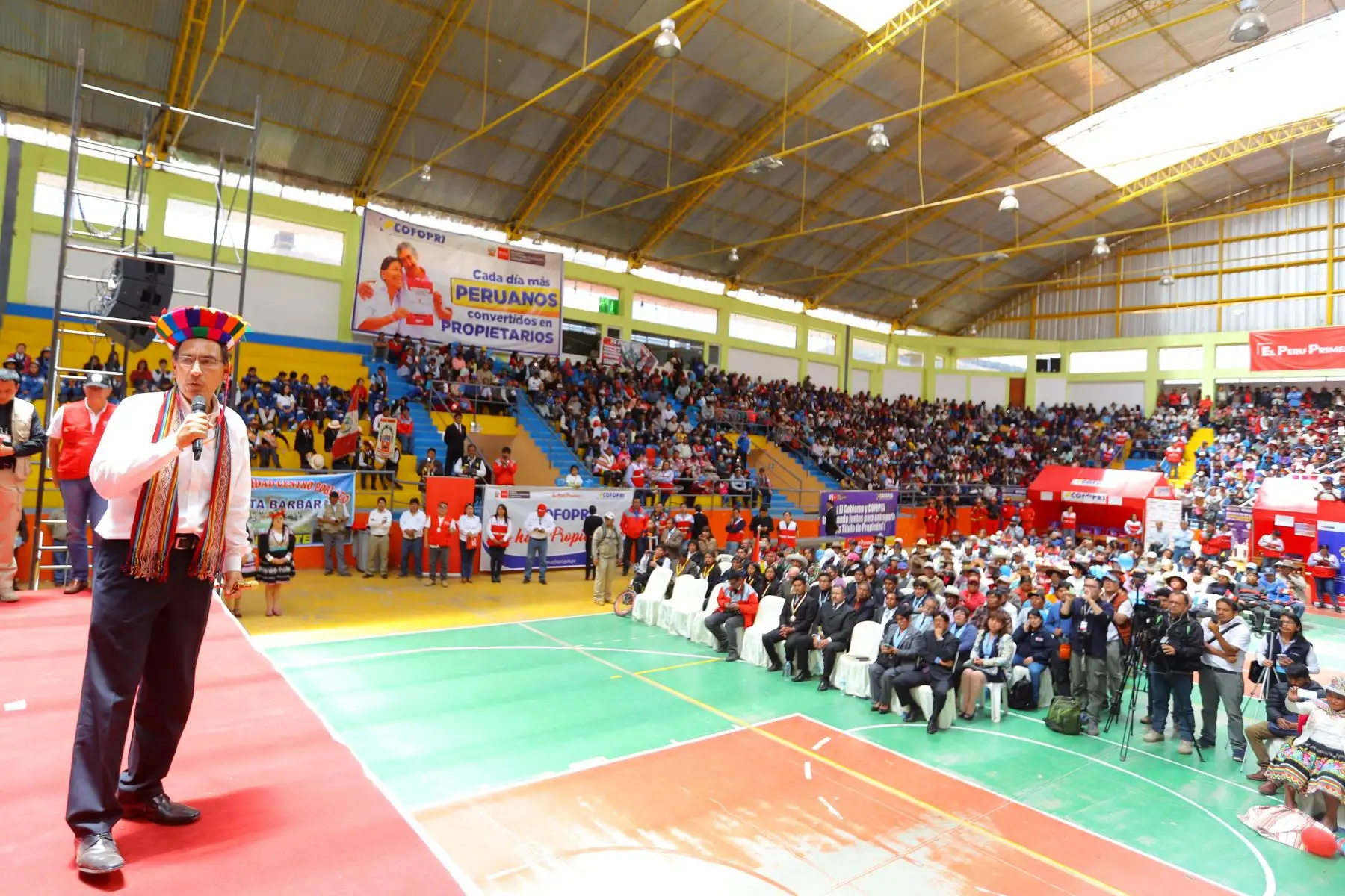 Presidente de la República, Martín Vizcarra, participó en la ceremonia de entrega de títulos de propiedad en el distrito de Sicuani, provincia de Canchis en Cusco.Foto: ANDINA/Andrés Valle/Prensa Presidencia