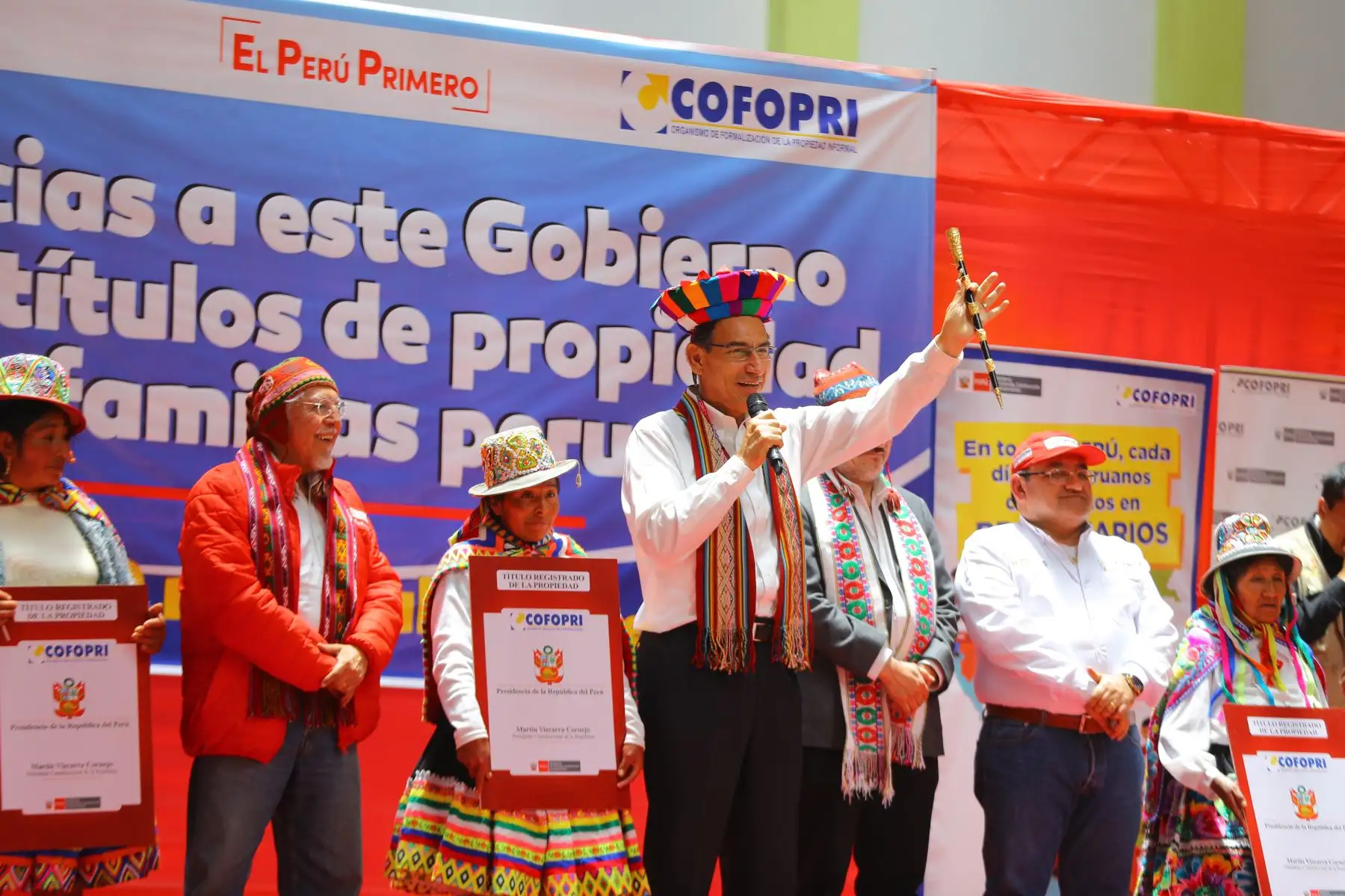 Presidente de la República, Martín Vizcarra, participó en la ceremonia de entrega de títulos de propiedad en el distrito de Sicuani, provincia de Canchis en Cusco.Foto: ANDINA/Andrés Valle/Prensa Presidencia