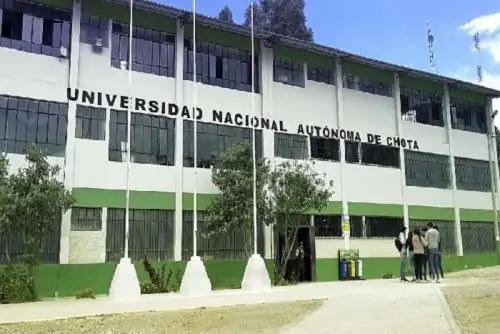 La Superintendencia Nacional de Educación Superior Universitaria (Sunedu) otorgó la licencia institucional por un periodo de 6 años a la Universidad Nacional Autónoma de Chota (UNACH), en la región Cajamarca, luego de constatar que dicha casa de estudios reúne las Condiciones Básicas de Calidad (CBC) establecidas en la Ley Universitaria.