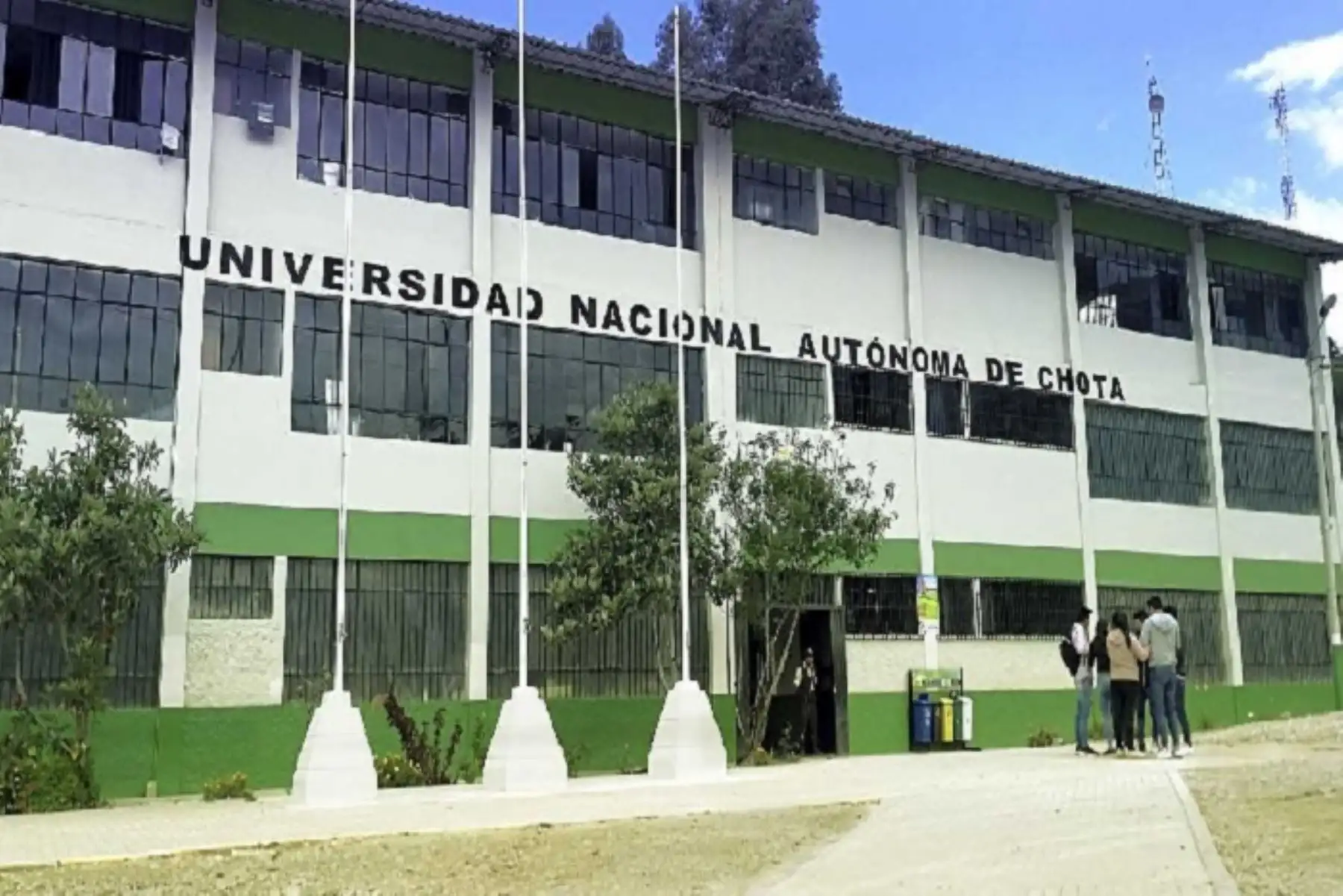 La Superintendencia Nacional de Educación Superior Universitaria (Sunedu) otorgó la licencia institucional por un periodo de 6 años a la Universidad Nacional Autónoma de Chota (UNACH), en la región Cajamarca, luego de constatar que dicha casa de estudios reúne las Condiciones Básicas de Calidad (CBC) establecidas en la Ley Universitaria.