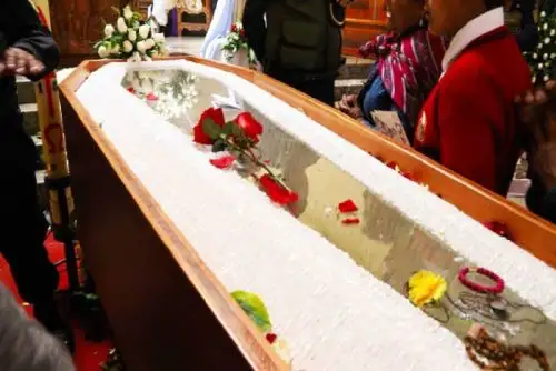 Los restos mortales del padre italiano Ugo de Censi Scafaroni serán puestos hoy en el altar mayor de la iglesia de Chacas, a lado de “Mama Ashu” (Virgen de la Asunción), ante la asistencia de decenas de fieles ancashinos; se informó.