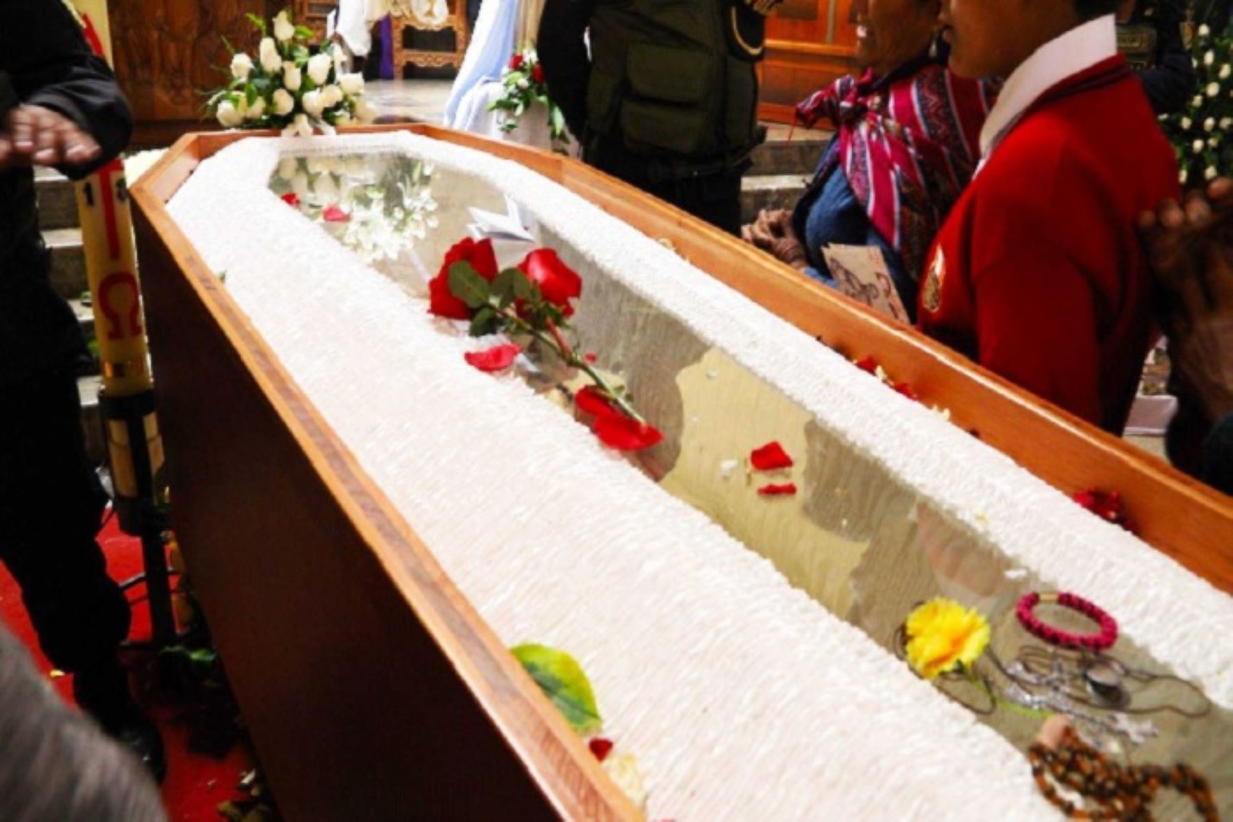 Los restos mortales del padre italiano Ugo de Censi Scafaroni serán puestos hoy en el altar mayor de la iglesia de Chacas, a lado de “Mama Ashu” (Virgen de la Asunción), ante la asistencia de decenas de fieles ancashinos; se informó.