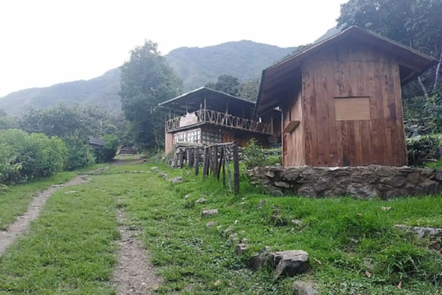 El ingreso al monumento arqueológico de Llaqtapata, del parque arqueológico de Machu Picchu, ya cuenta con un puesto de vigilancia ubicado en el sector de Luqmabamba, que se encargará del control de ingreso de visitantes nacionales y extranjeros.