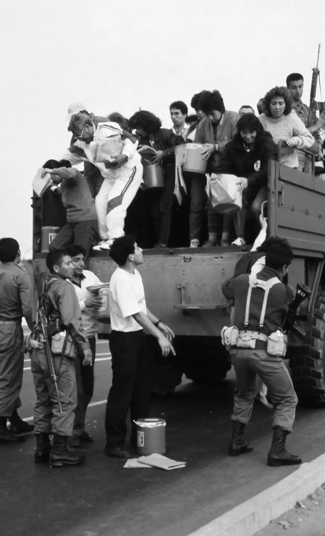 Los presidentes de mesa son trasladados en portatropas del Ejército a los jurados electorales especiales donde deb.Foto: ANDINA/Archivo Histórico