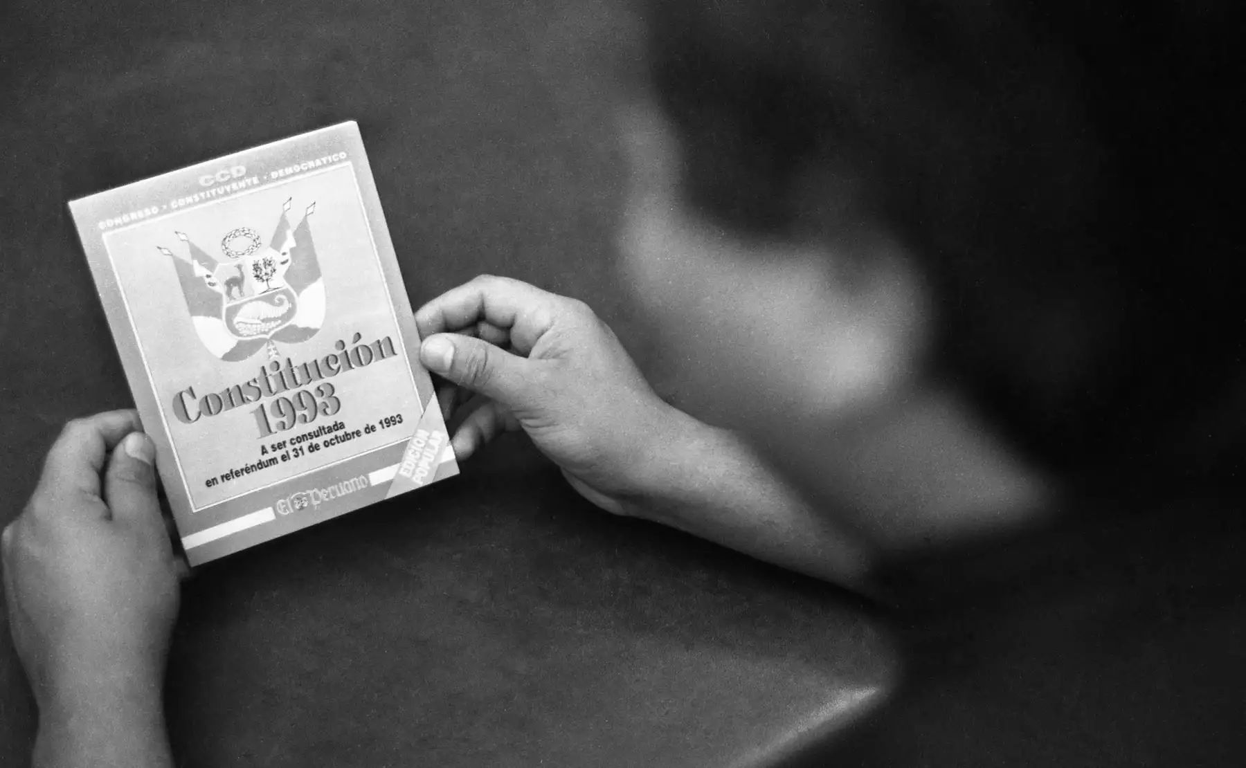 Nueva Constitución Política del Perú elaborada por el Congreso Constituyente Democrático (CCD) que será sometida a referéndum el 31. Foto: ANDINA/Archivo Histórico
