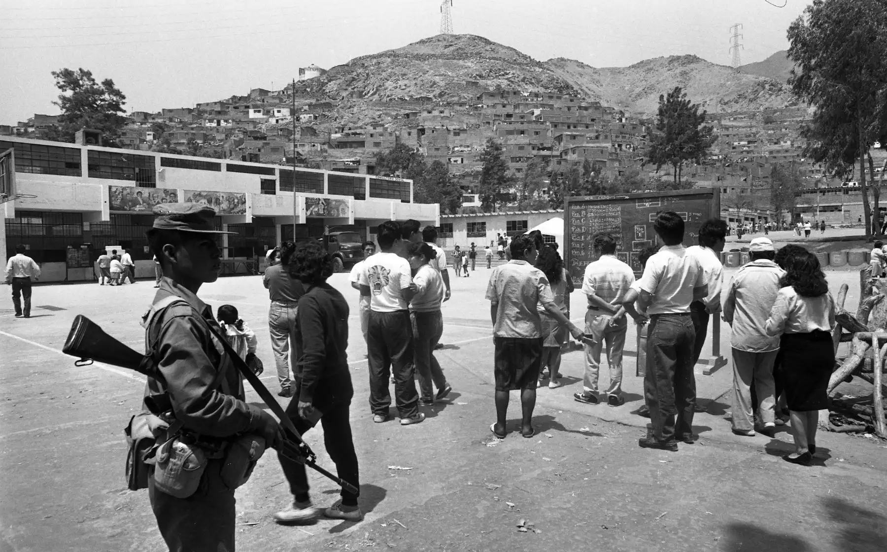 Referéndum para ratificar la nueva Constitución redactada y aprobada por el Congreso Constituyente Democrático.Foto: ANDINA/Archivo Histórico