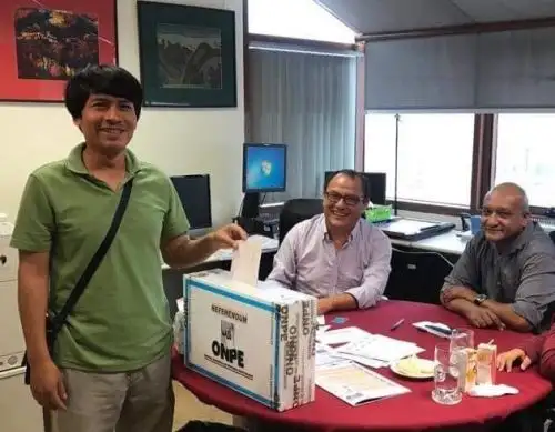 Peruano votando en Tailandia. Foto: ONPE.