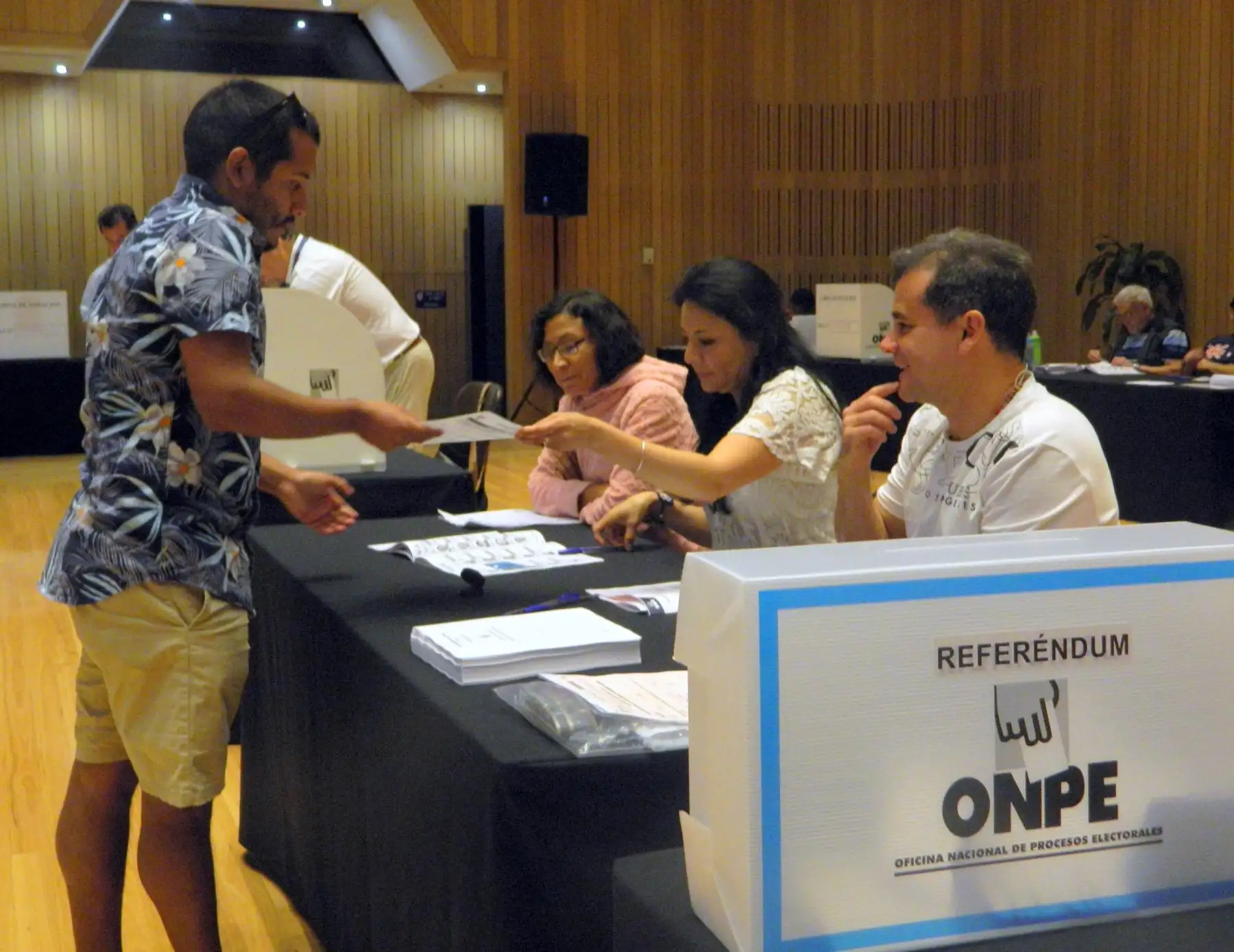 GRAF3884. SÕDNEY (AUSTRALIA), 09/12/2018.- Los peruanos en Oceanía comenzaron hoy domingo a emitir su voto en un referéndum sobre la reforma política y judicial, convocado por el presidente Martín Vizcarra, en una jornada que se desarrolla con normalidad. En Australia, unos 5.000 peruanos est·n habilitados para votar, de los cuales 3.100 se encuentran en la ciudad de íÌdney; mientras que en Nueva Zelanda hay 350 peruanos que residen en la ciudad de Auckland y que pueden acudir a las urnas, de acuerdo a dato