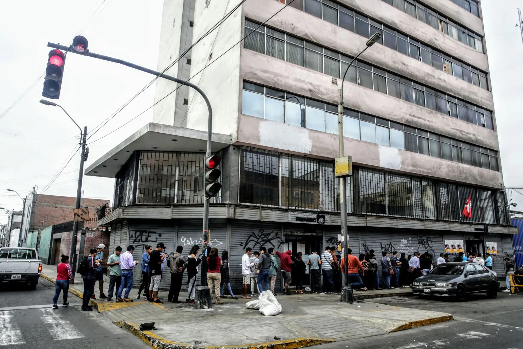 Limeños recogen DNI en local del Reniec a pocos minutos de iniciarse el Referéndum Nacional 2018. Foto: ANDINA/Luis Iparraguirre.