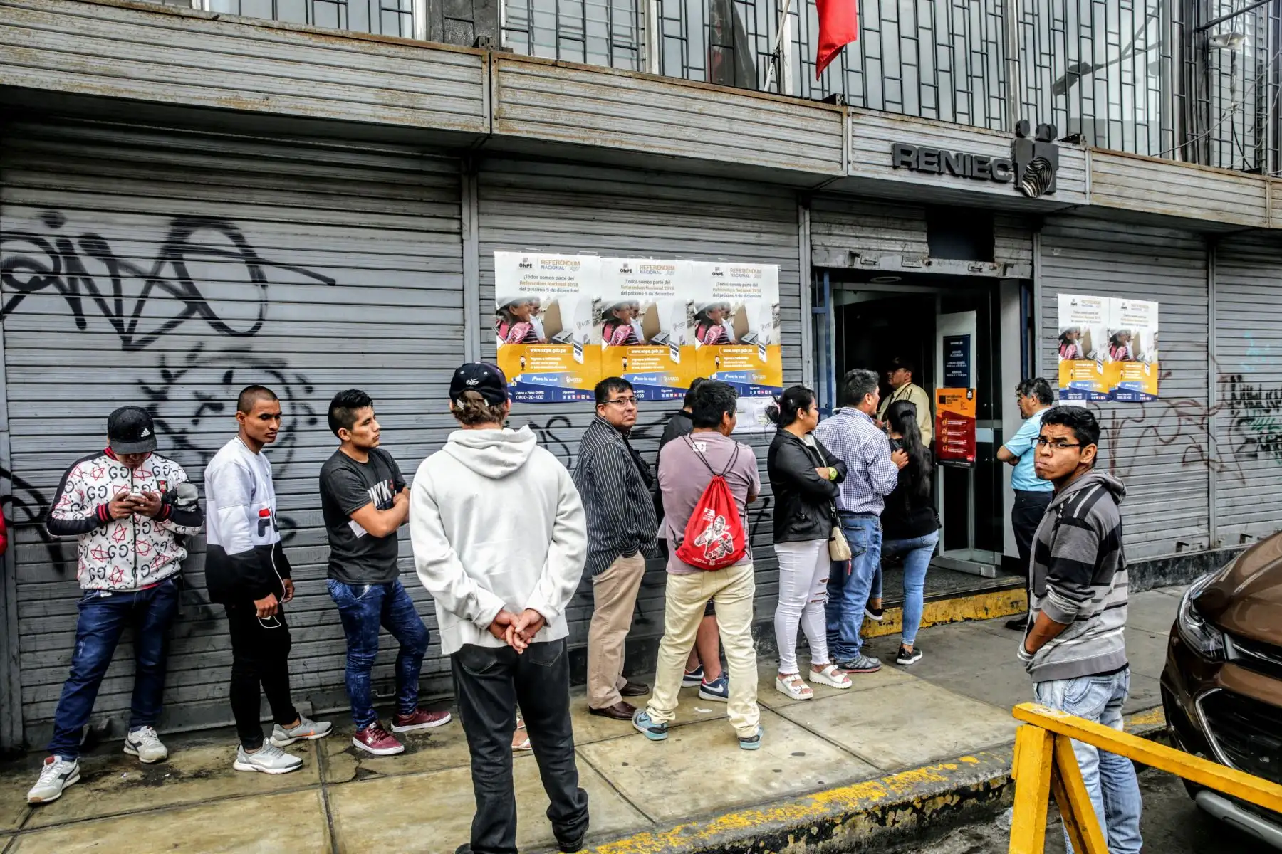 Limeños recogen DNI en local del Reniec a pocos minutos de iniciarse el Referéndum Nacional 2018. Foto: ANDINA/Luis Iparraguirre.