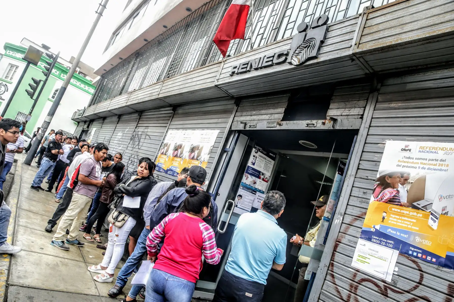 Limeños recogen DNI en local del Reniec a pocos minutos de iniciarse el Referéndum Nacional 2018. Foto: ANDINA/Luis Iparraguirre.