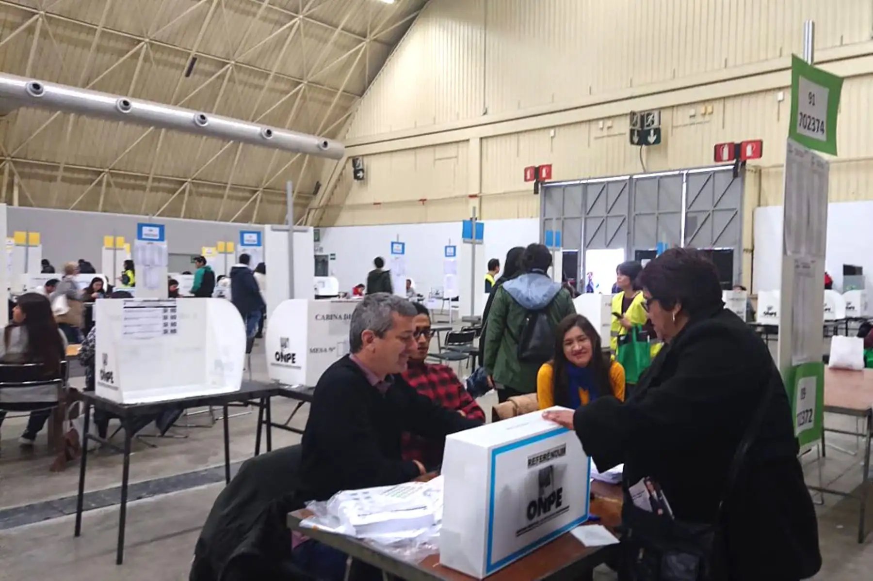 113 mesas, 33.674 votantes peruanos en Barcelona por el Referéndum 2018 .Foto: ANDINA/ONPE